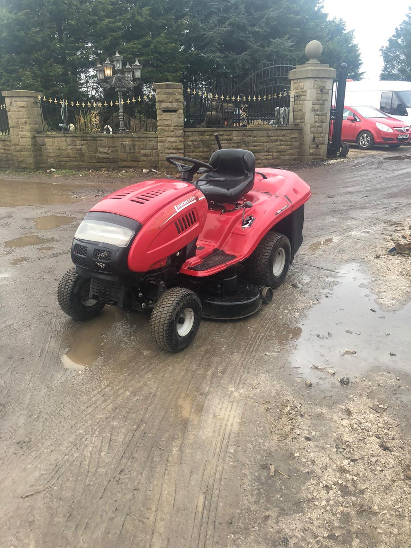 LAWNFLITE 903 AUTODRIVE RIDE ON LAWN MOWER, RUNS & WORKS, C/W GRASS COLLECTOR *NO VAT* - Image 2 of 4