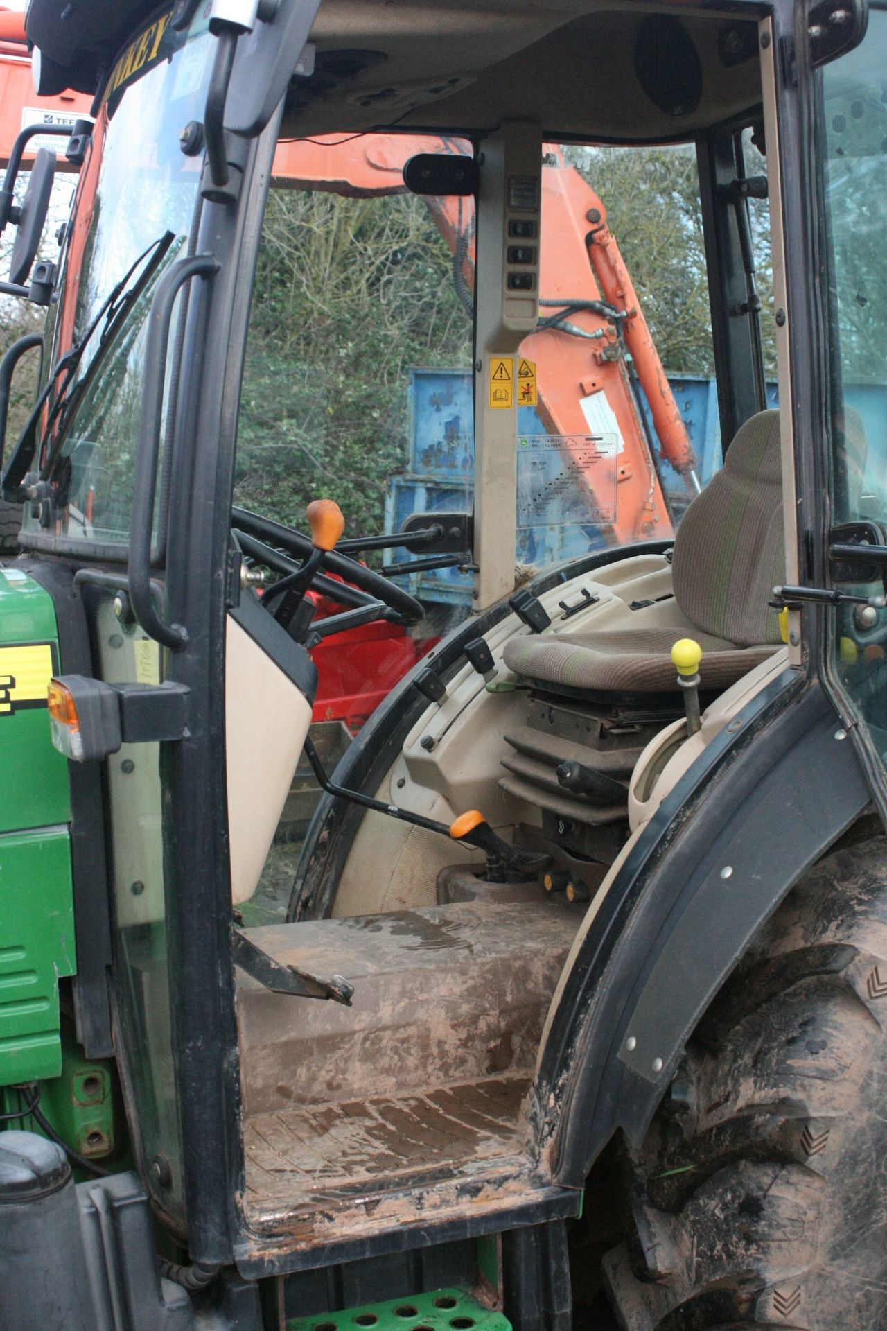 JOHN DEERE 5615F TRACTOR, SHOWING 4073 HOURS, GOOD CONDITION, GOOD YEAR TYRES, READY FOR WORK - Image 6 of 8