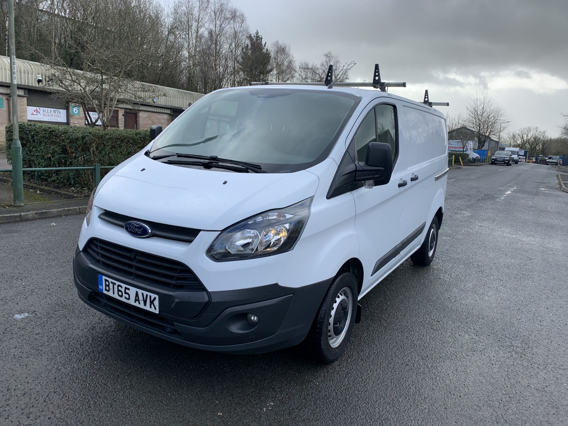 2015/65 REG FORD TRANSIT CUSTOM 270 ECO-TECH 2.2 DIESEL WHITE PANEL VAN, SHOWING 0 FORMER KEEPERS - Image 2 of 10