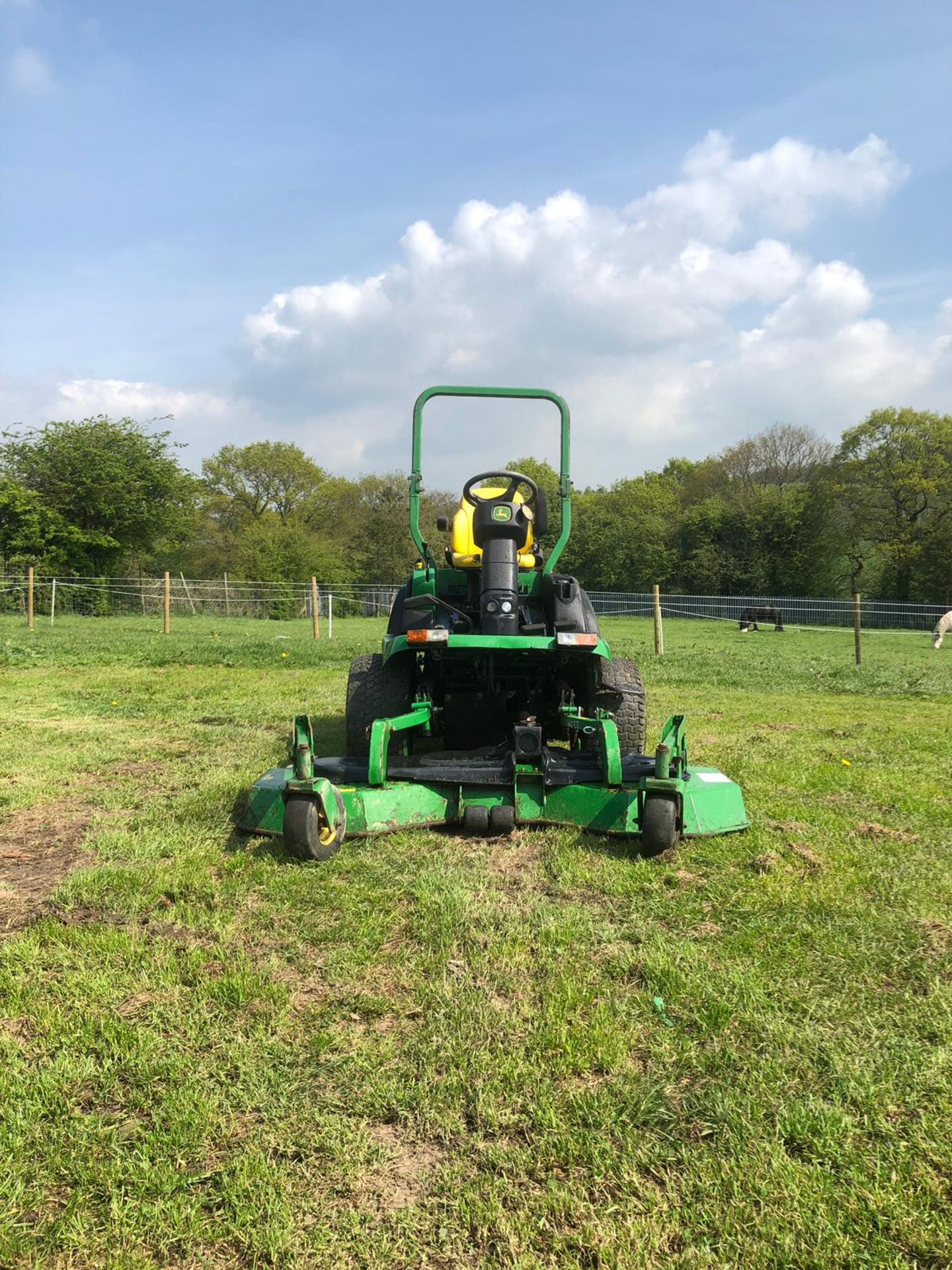 JOHN DEERE 1545 RIDE ON LAWN MOWER, YEAR 2008, RUNS, WORKS AND CUTS *PLUS VAT* - Image 4 of 6