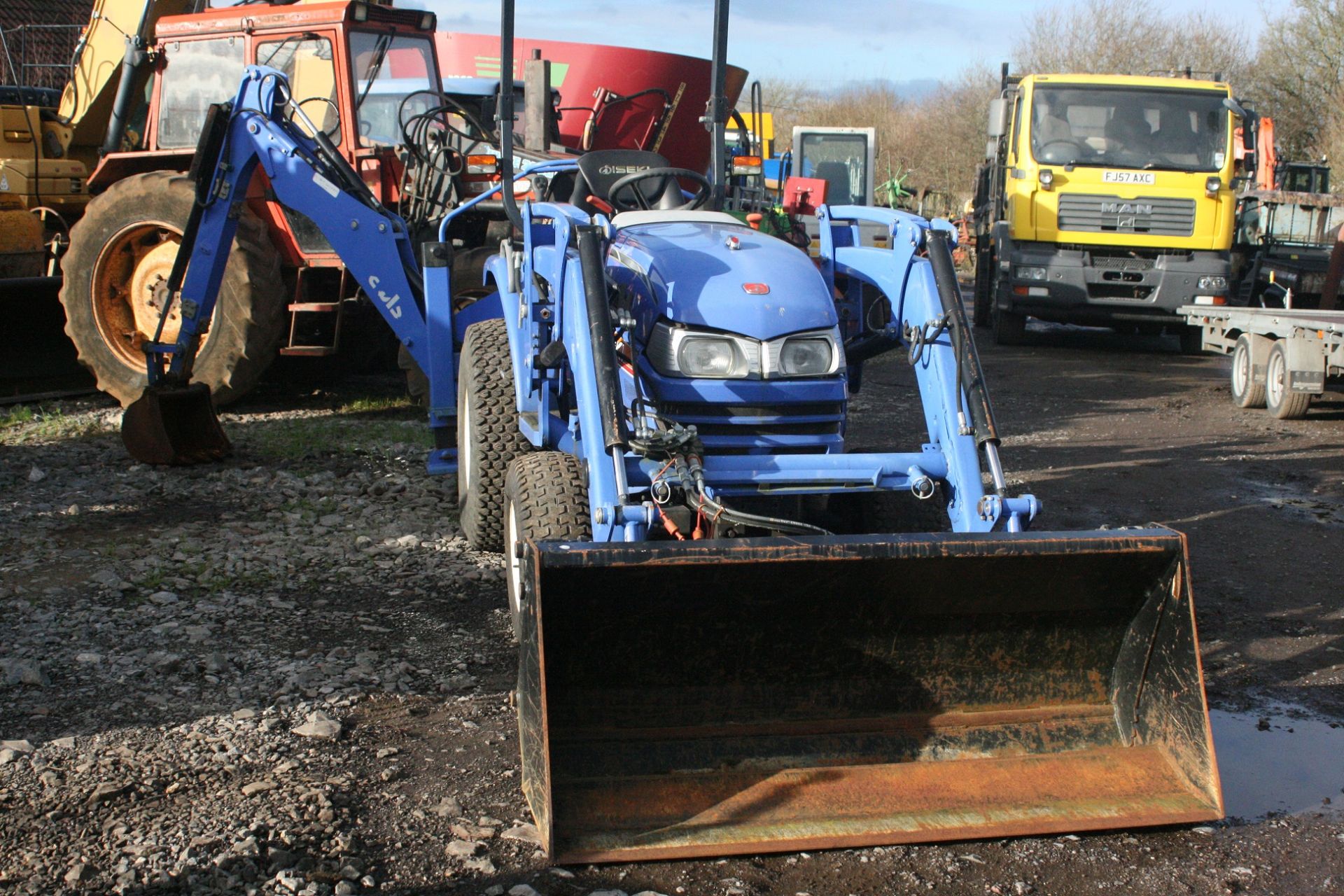 ISEKI TY4335 HYDROSTATIC TRACTOR C/W FRONT LOADER & BACKHOE, ONLY 374 HOURS *PLUS VAT* - Image 2 of 8