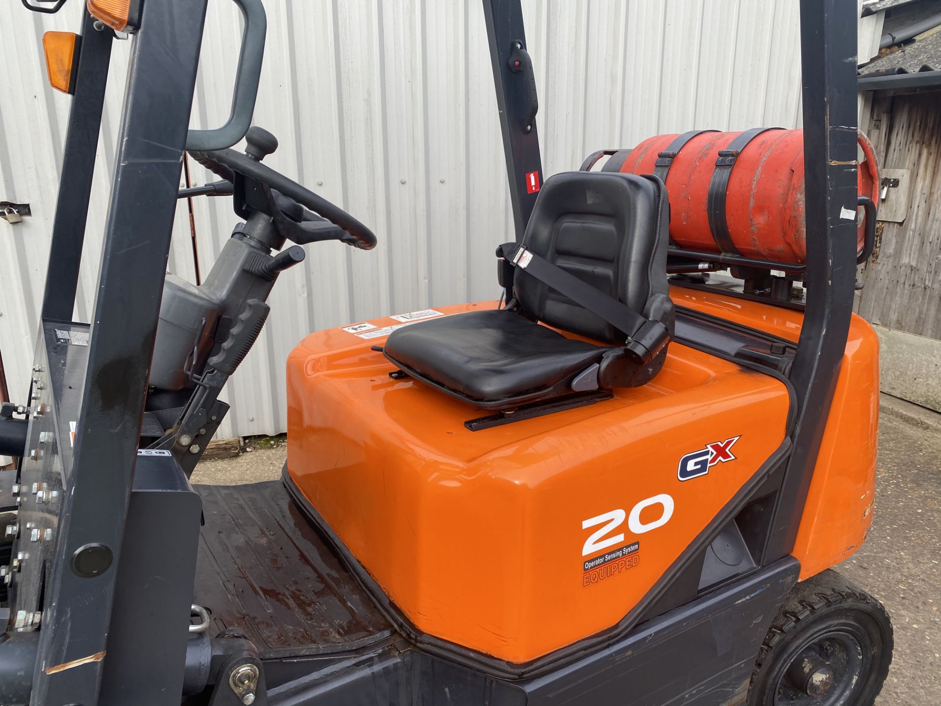 DOOSAN 2 TON GAS FORKLIFT, YEAR 2016, TRIPLE MAST, FREE LIFT, CONTAINER SPEC, SIDE SHIFT, 477 HOURS! - Image 7 of 9