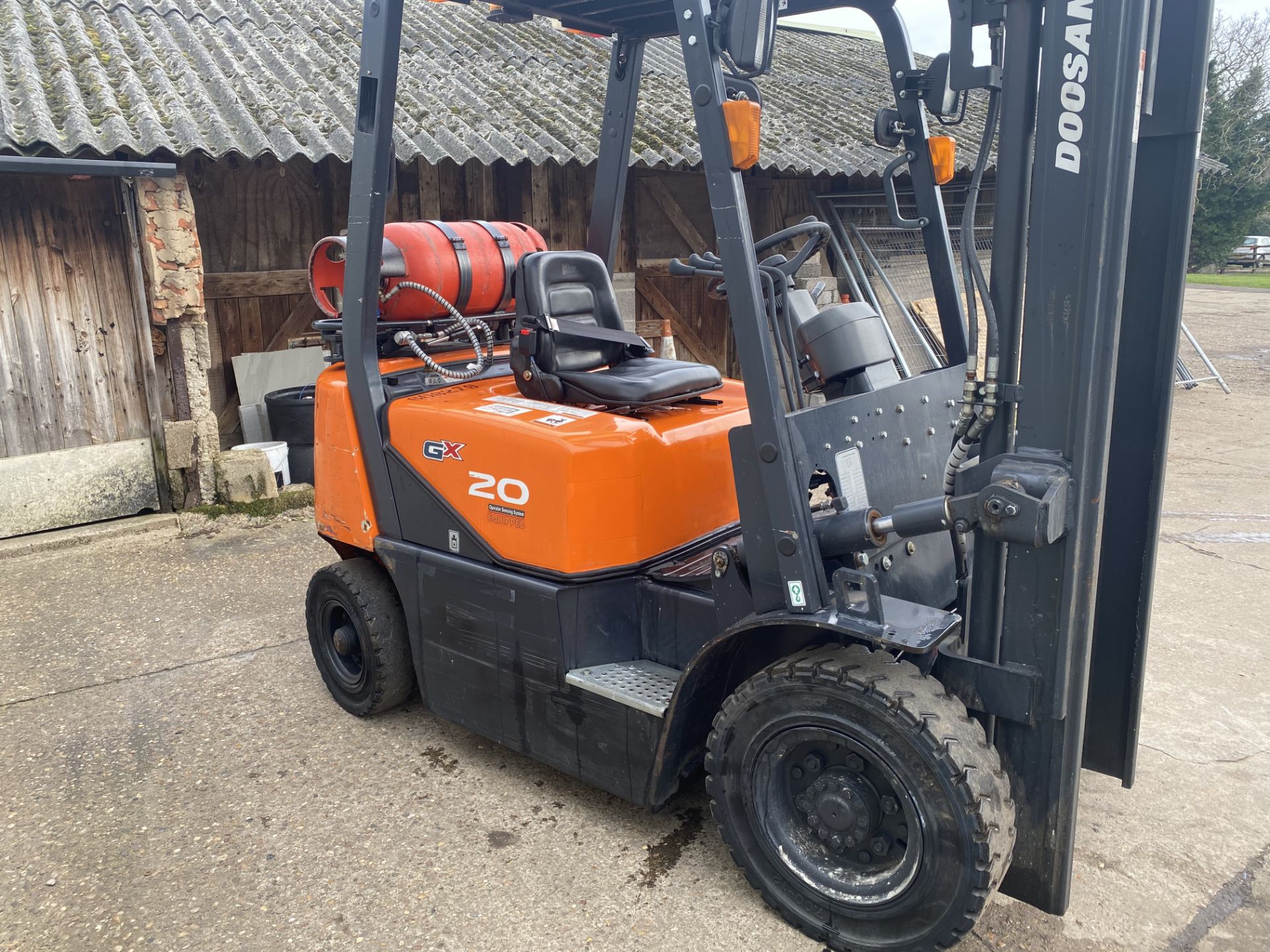 DOOSAN 2 TON GAS FORKLIFT, YEAR 2016, TRIPLE MAST, FREE LIFT, CONTAINER SPEC, SIDE SHIFT, 477 HOURS! - Image 6 of 9