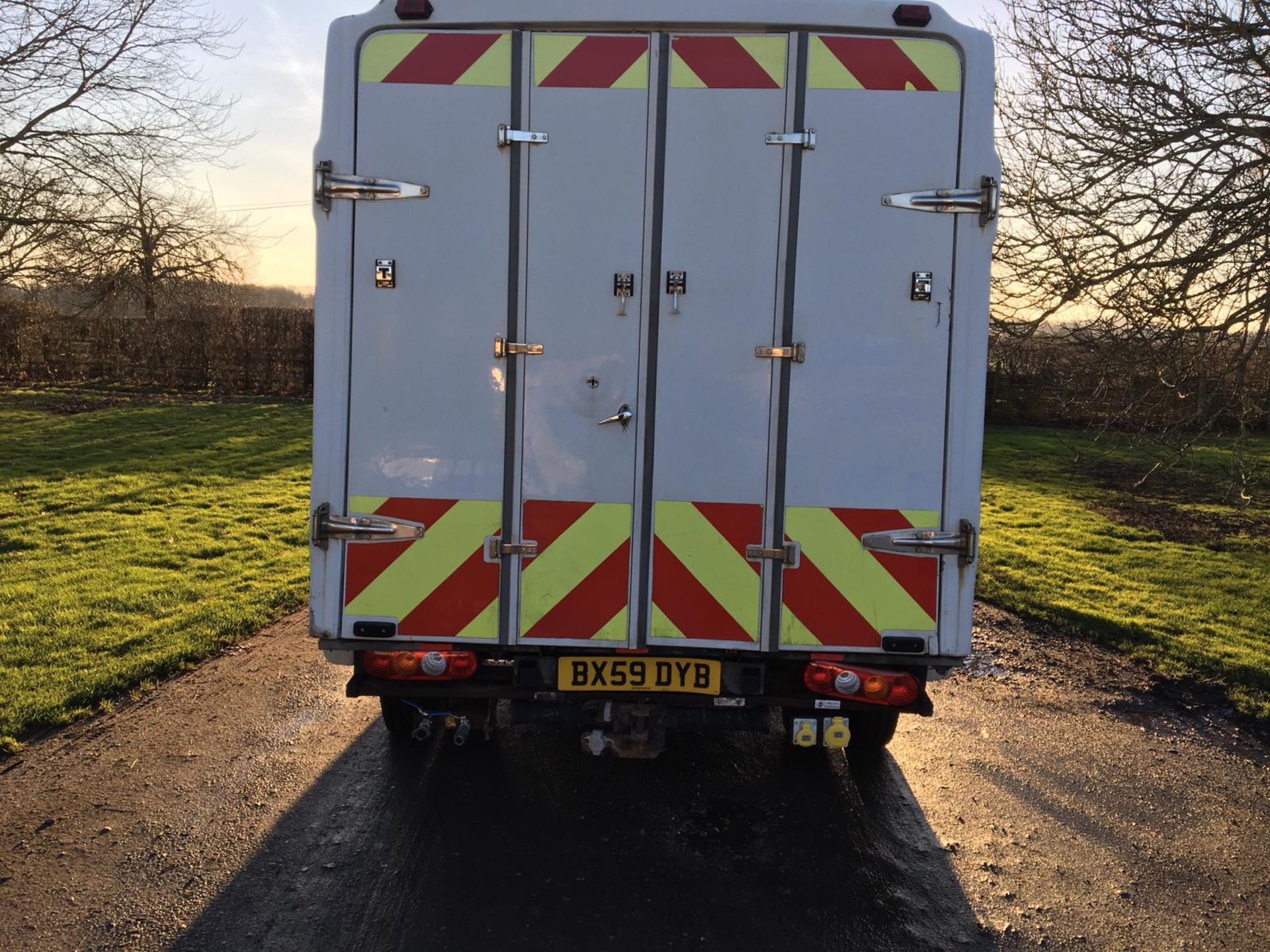 2009/59 REG FORD TRANSIT 100 T350M RWD COMPRESSOR & ELECTRICS VAN, SHOWING 0 FORMER KEEPERS - Image 7 of 13