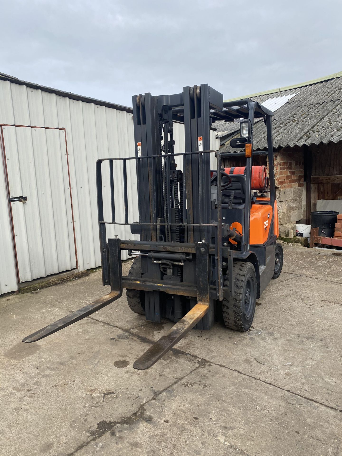DOOSAN 2 TON GAS FORKLIFT, YEAR 2016, TRIPLE MAST, FREE LIFT, CONTAINER SPEC, SIDE SHIFT, 477 HOURS! - Image 5 of 9