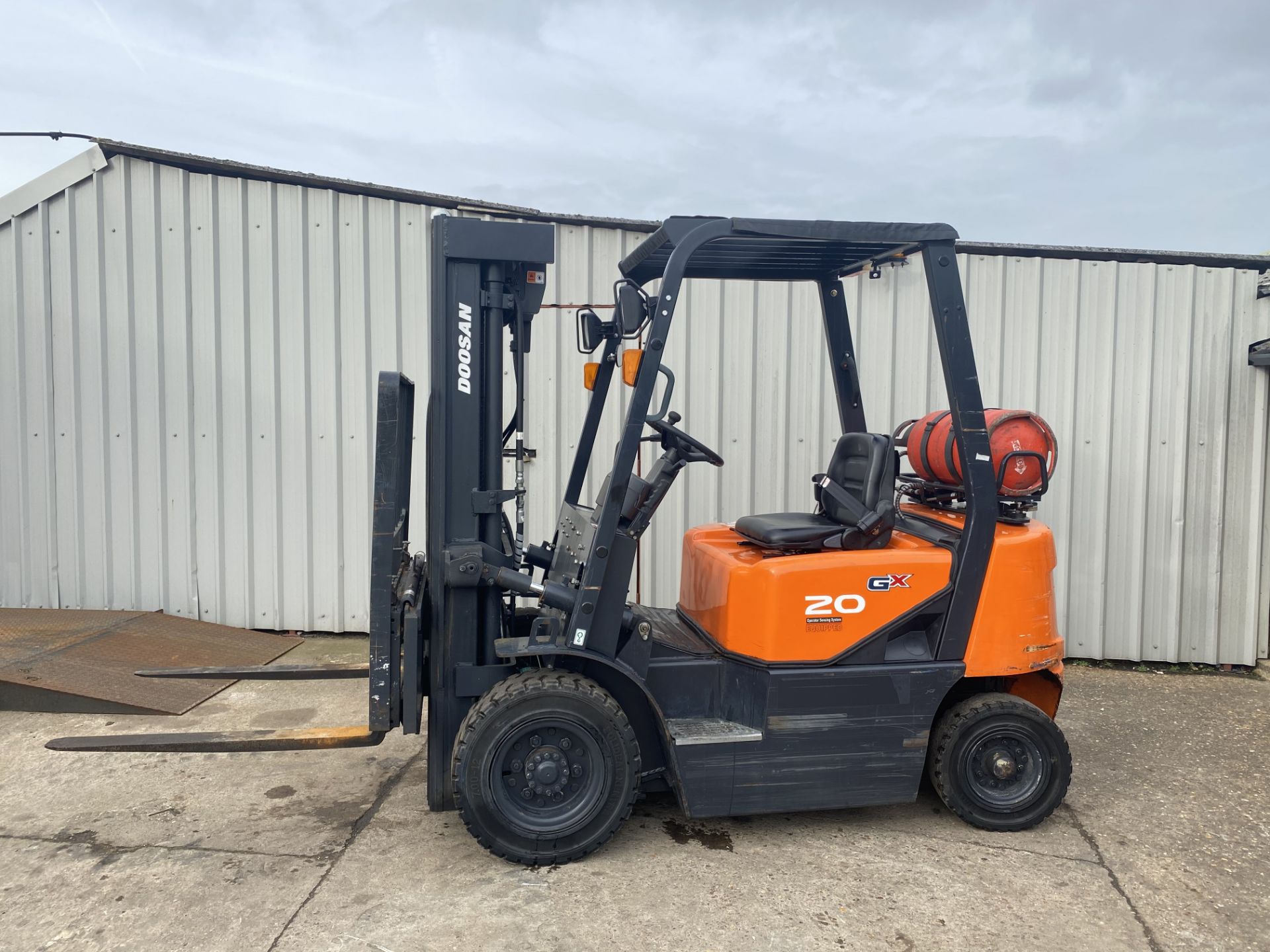 DOOSAN 2 TON GAS FORKLIFT, YEAR 2016, TRIPLE MAST, FREE LIFT, CONTAINER SPEC, SIDE SHIFT, 477 HOURS! - Image 3 of 9