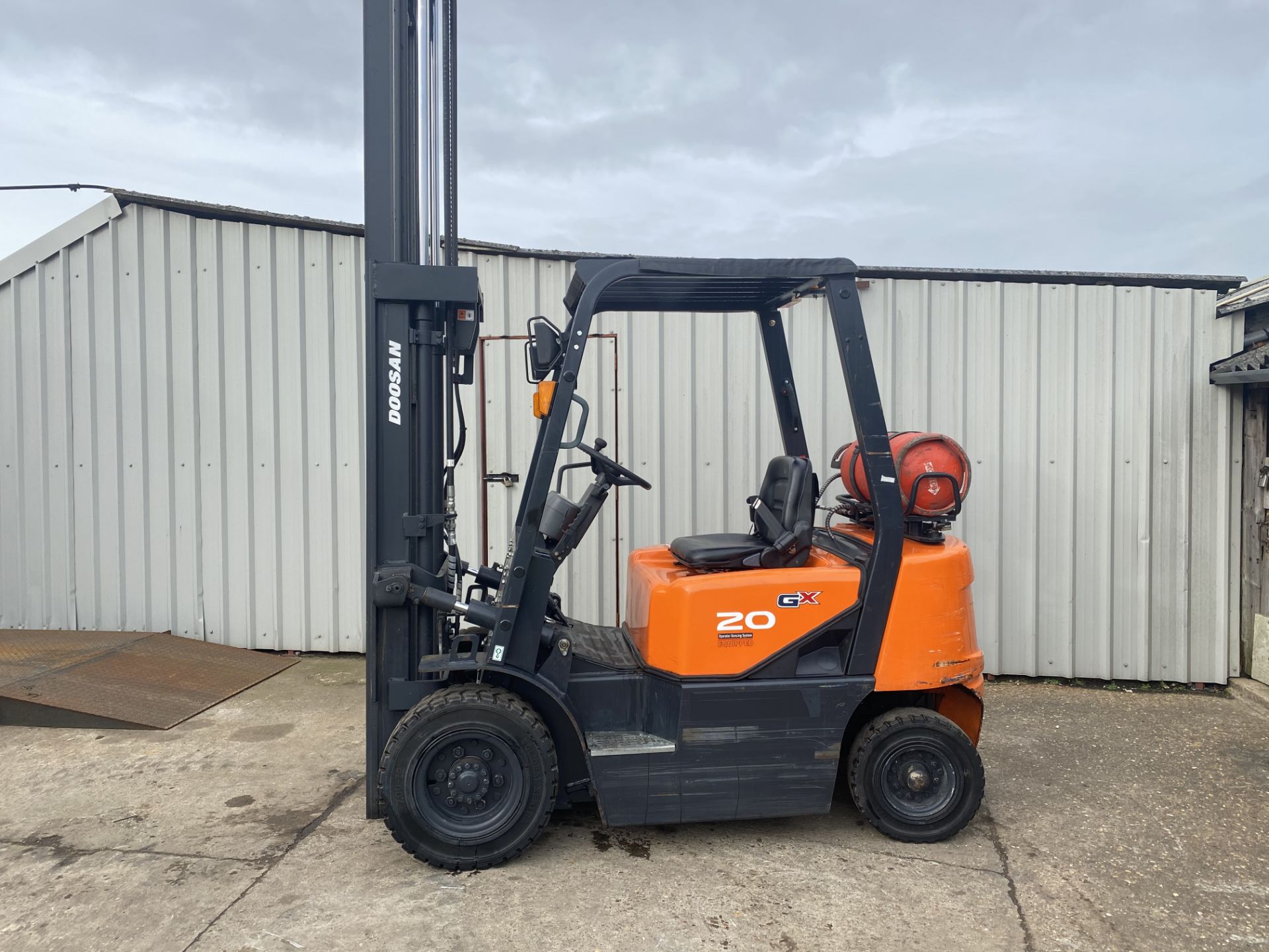 DOOSAN 2 TON GAS FORKLIFT, YEAR 2016, TRIPLE MAST, FREE LIFT, CONTAINER SPEC, SIDE SHIFT, 477 HOURS! - Image 2 of 9