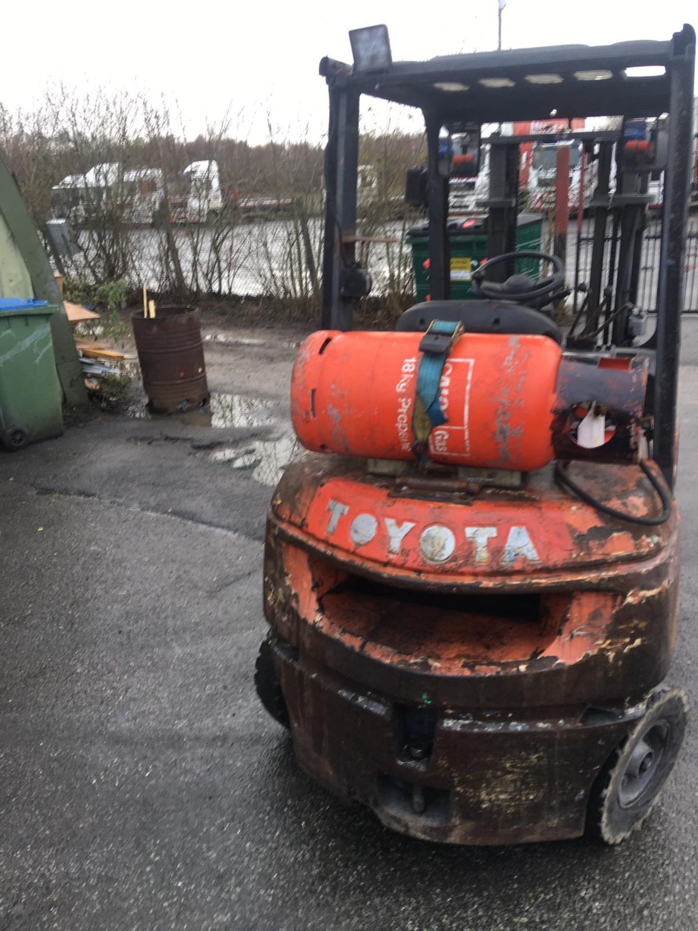 TOYOTA 25 GAS POWERED FORKLIFT, RUNS, WORKS AND LIFTS *NO VAT* - Image 5 of 12