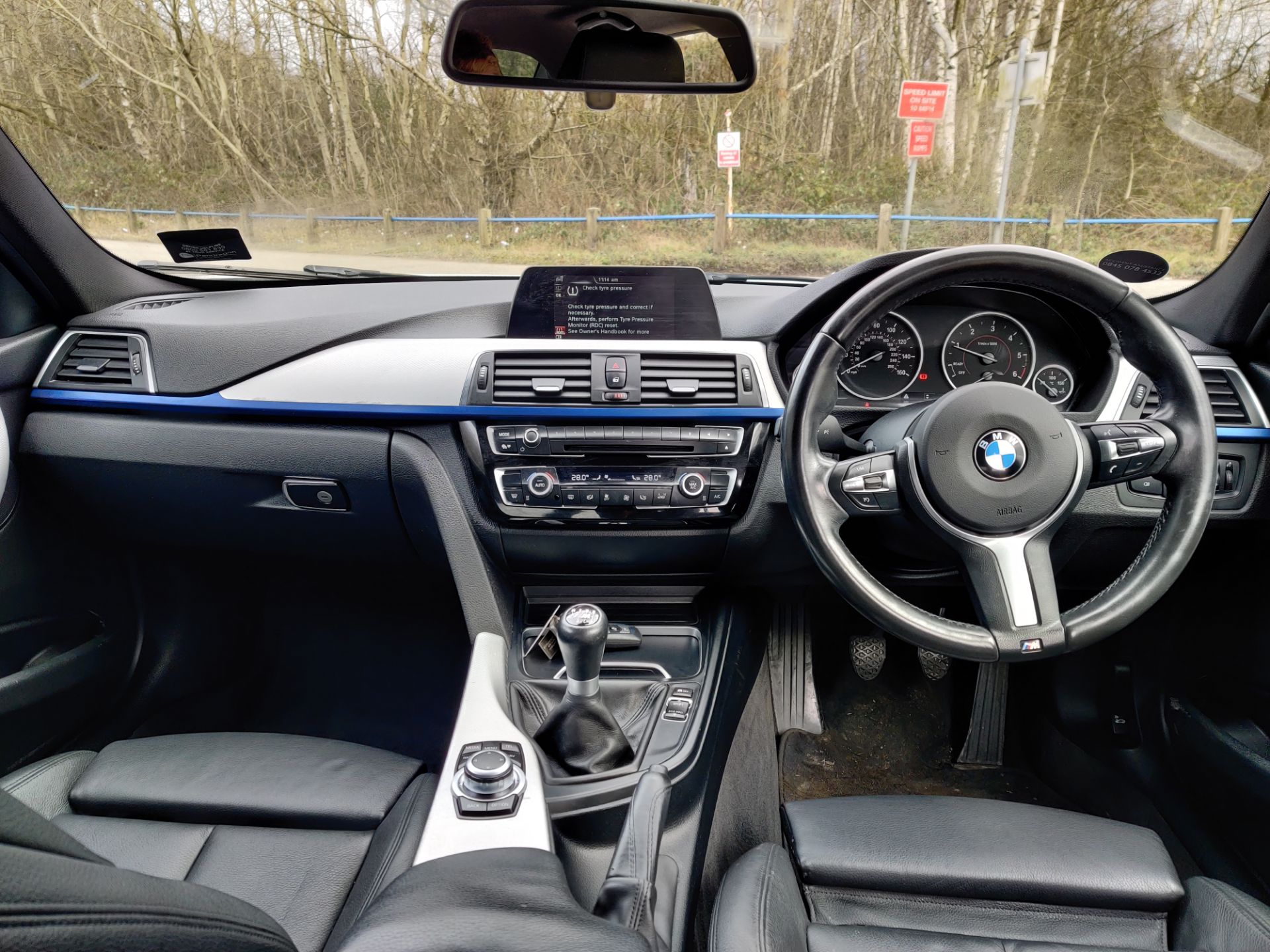2015/65 REG BMW 318D M SPORT 2.0 DIESEL WHITE 4 DOOR SALOON, SHOWING 0 FORMER KEEPERS *NO VAT* - Image 13 of 23