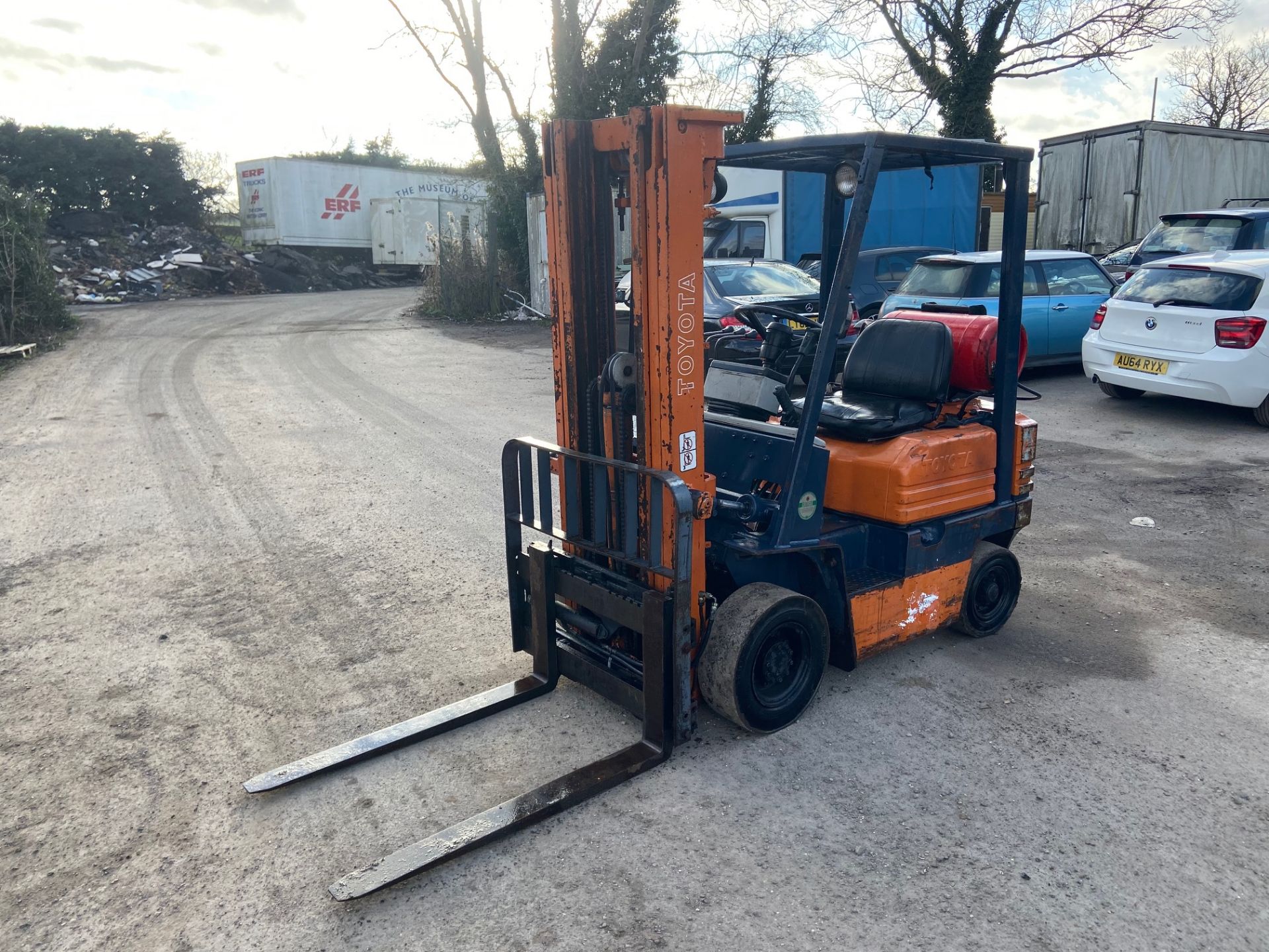 TOYOTA 1.5 TON GAS FORKLIFT, ALL OPERATIONAL, SIDE SHIFT, TIDY LITTLE TRUCK, GAS BOTTLE NOT INCLUDED - Image 2 of 5