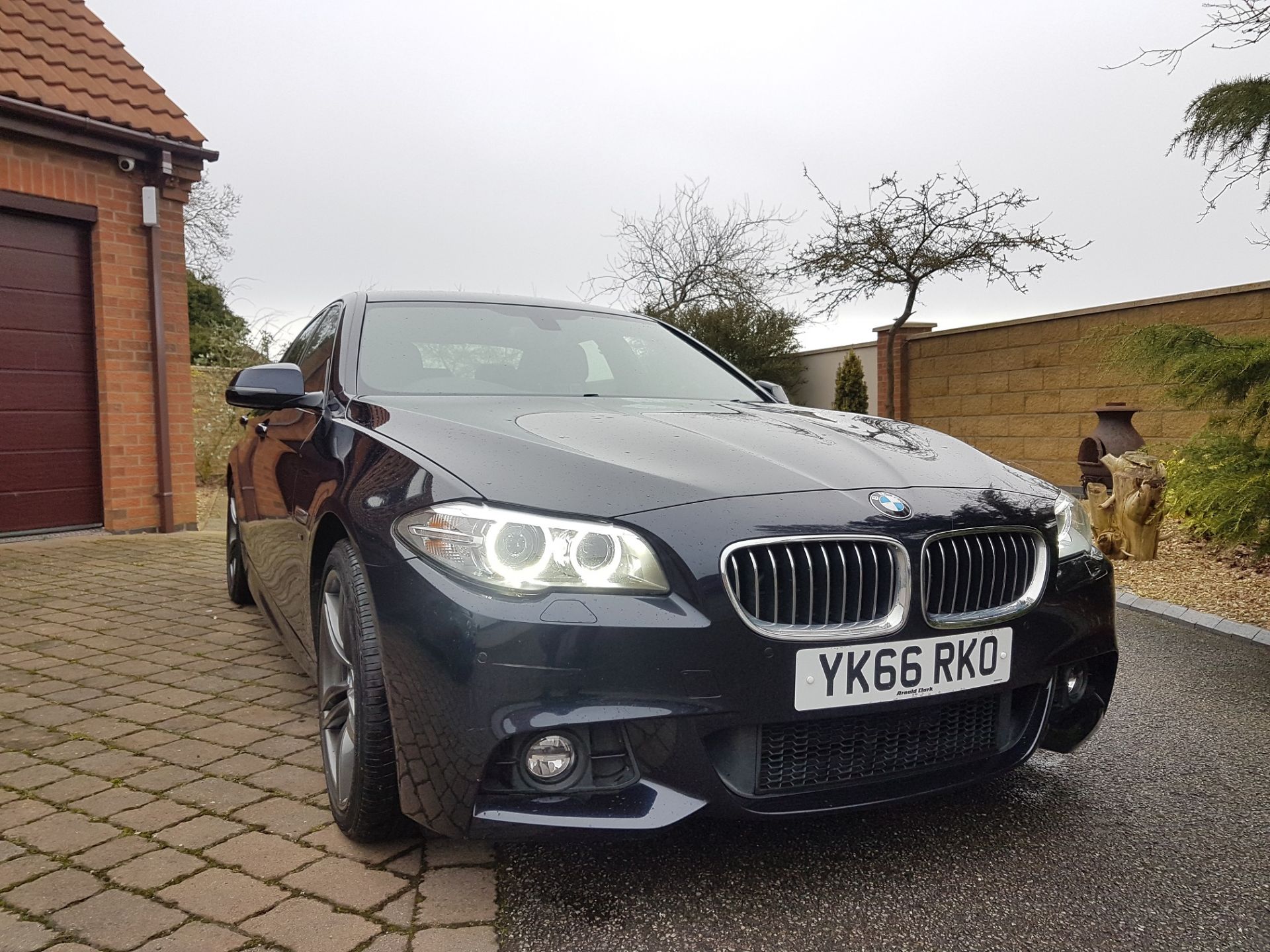 2016/66 REG BMW 520D M SPORT 2.0 DIESEL AUTO BLACK 4 DOOR SALOON, SHOWING 1 FORMER KEEPER *NO VAT* - Image 2 of 10