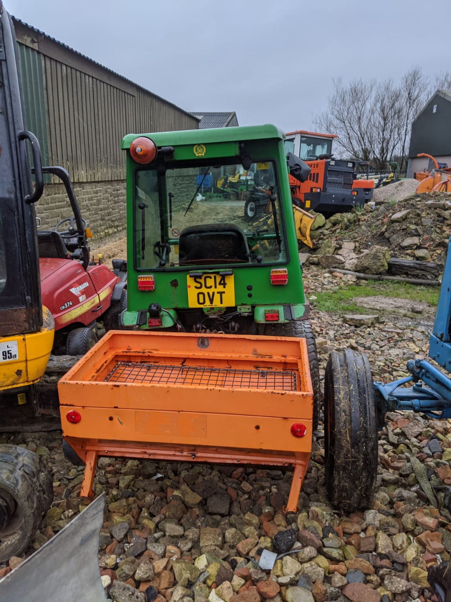 2014 JOHN DEERE 2025R COMPACT TRACTOR, FRONT HYDRAULICS, TILT BLADE, FULL CAB, C/W REAR GRITTER - Image 3 of 4