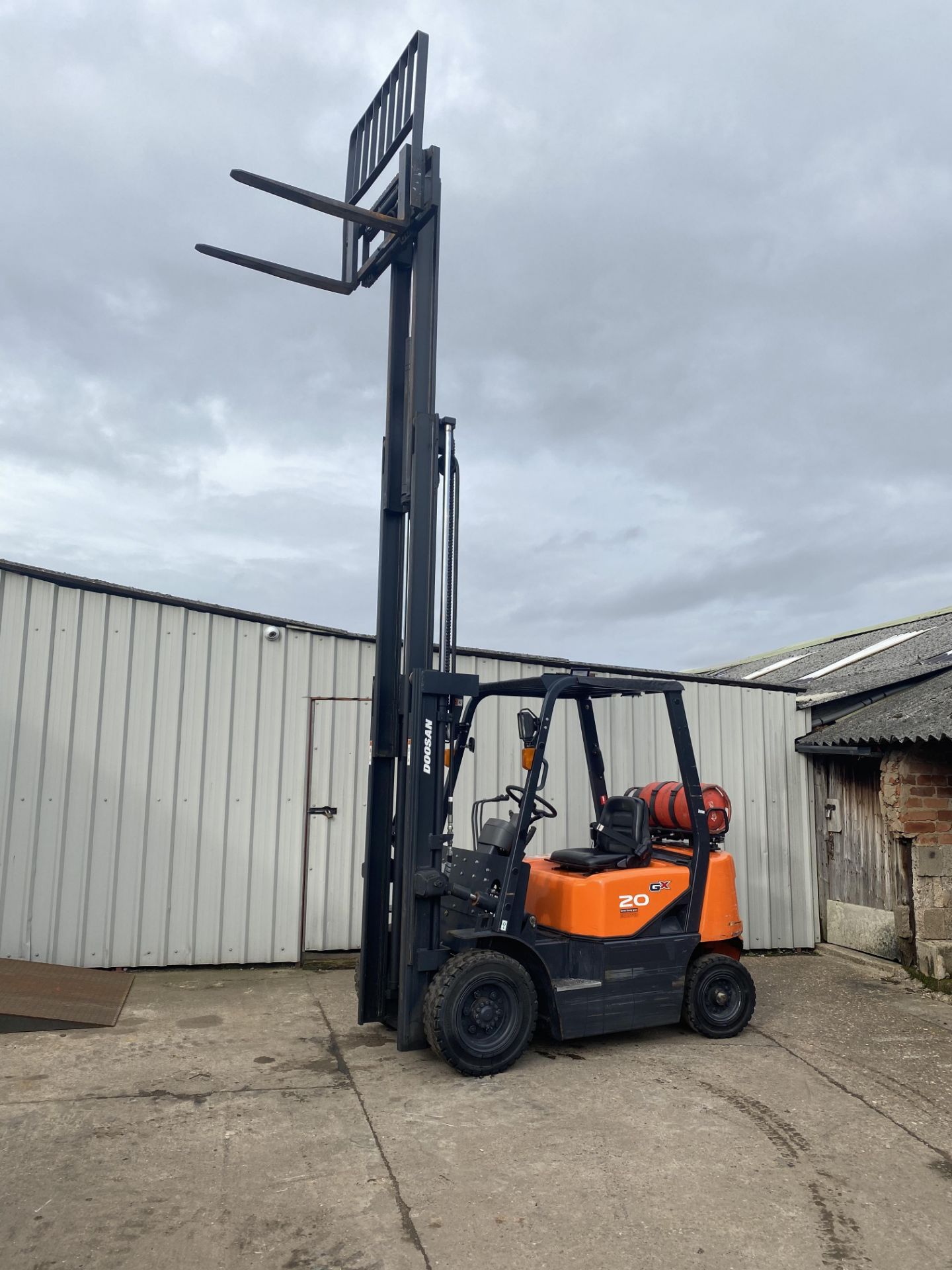 DOOSAN 2 TON GAS FORKLIFT, YEAR 2016, TRIPLE MAST, FREE LIFT, CONTAINER SPEC, SIDE SHIFT, 477 HOURS!