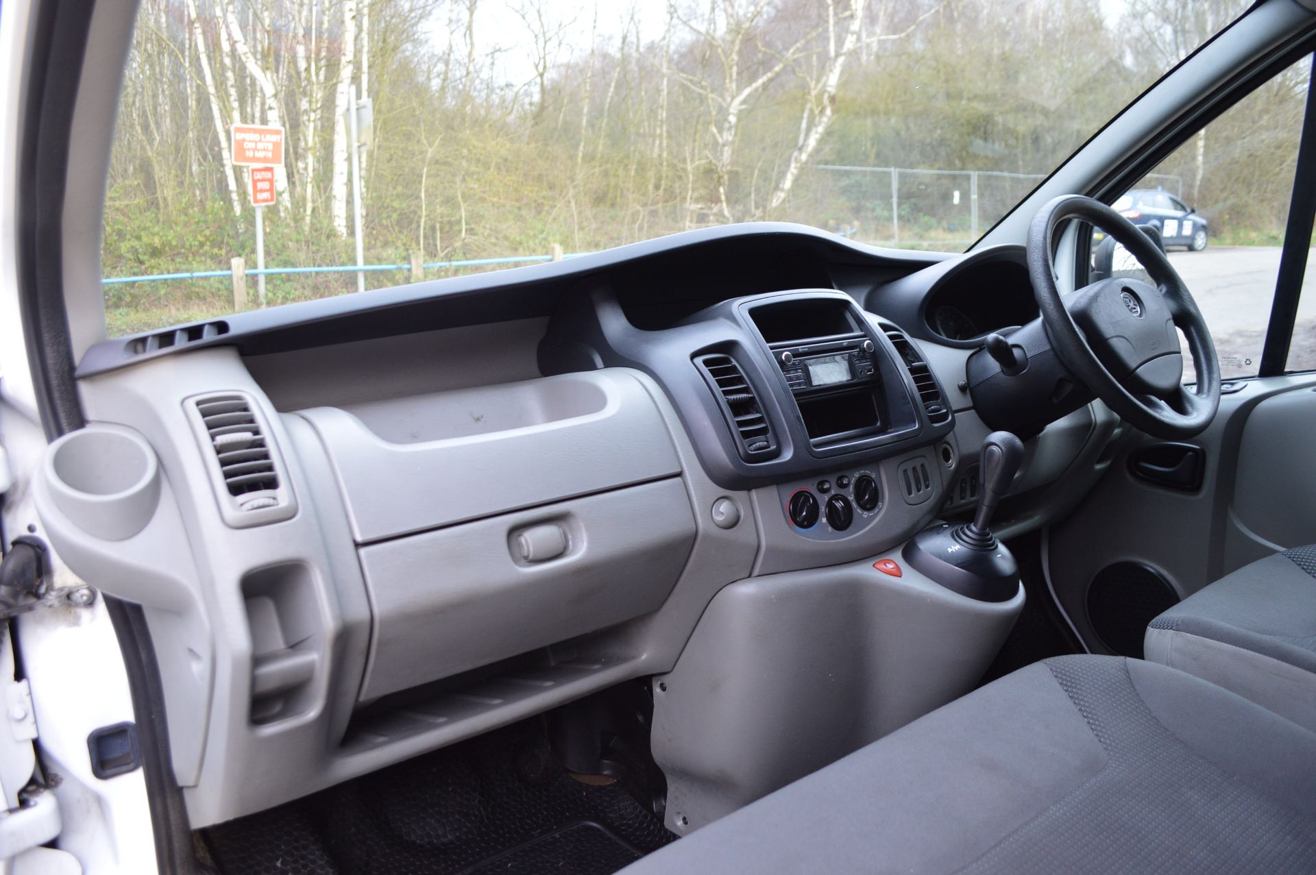 2014/14 REG VAUXHALL VIVARO 2700 CDTI SEMI-AUTO 2.0 DIESEL PANEL VAN, SHOWING 1 FORMER KEEPER - Image 16 of 26