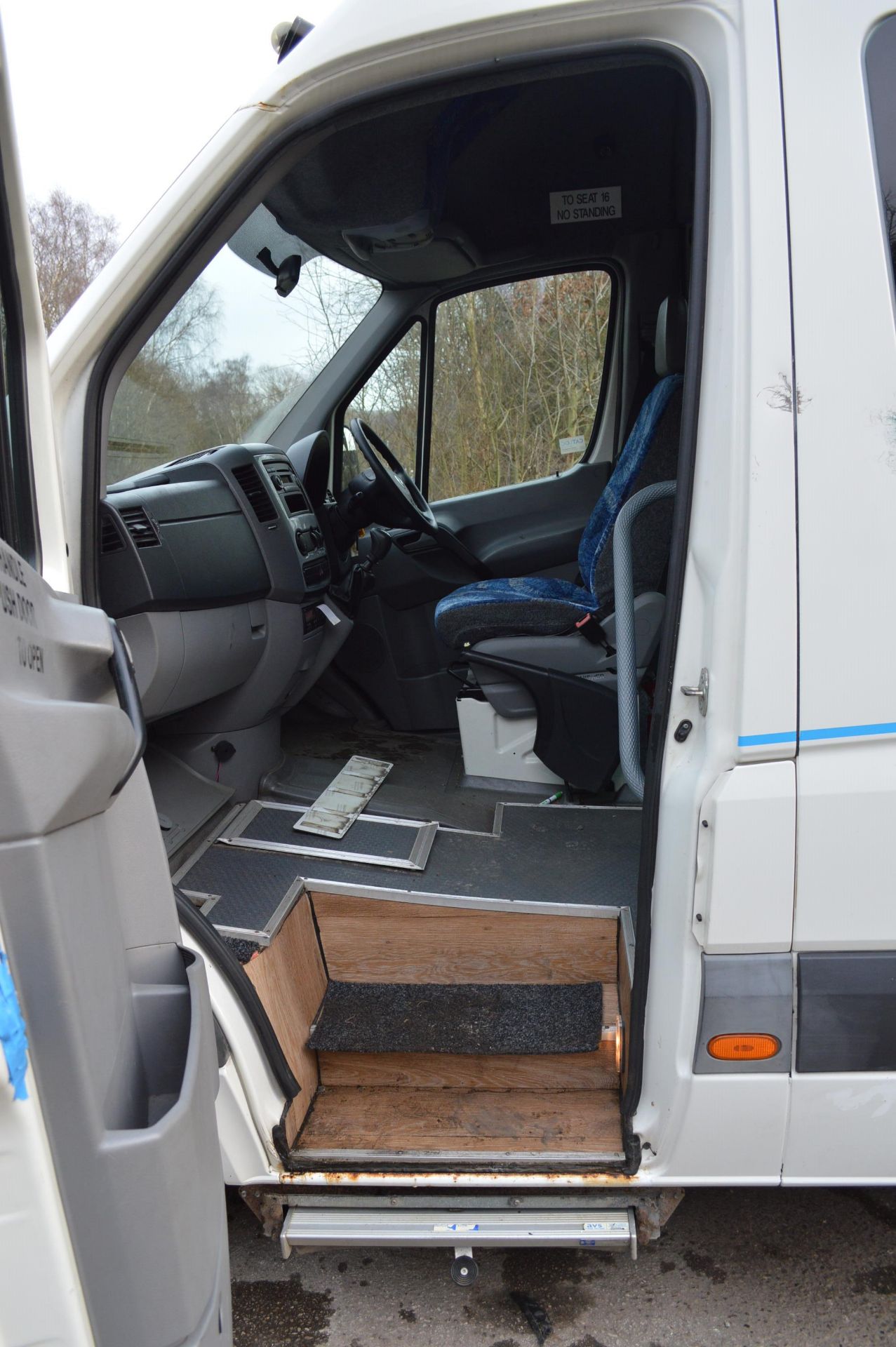 2009/09 REG VOLKSWAGEN CRAFTER 17 SEATER 5 TON MINIBUS / COACH 2.5 DIESEL, SHOWING 2 FORMER KEEPERS - Image 9 of 25