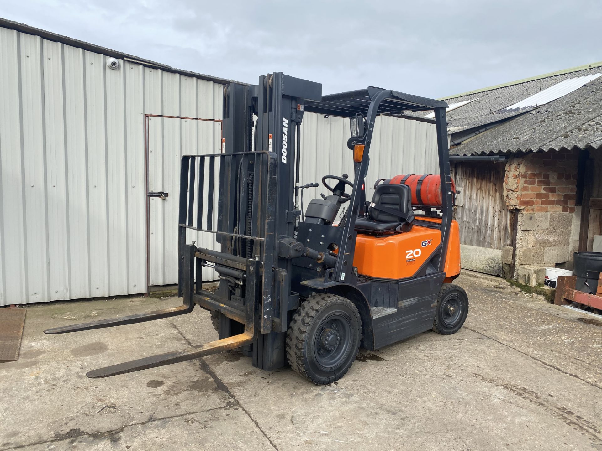 DOOSAN 2 TON GAS FORKLIFT, YEAR 2016, TRIPLE MAST, FREE LIFT, CONTAINER SPEC, SIDE SHIFT, 477 HOURS! - Image 4 of 9