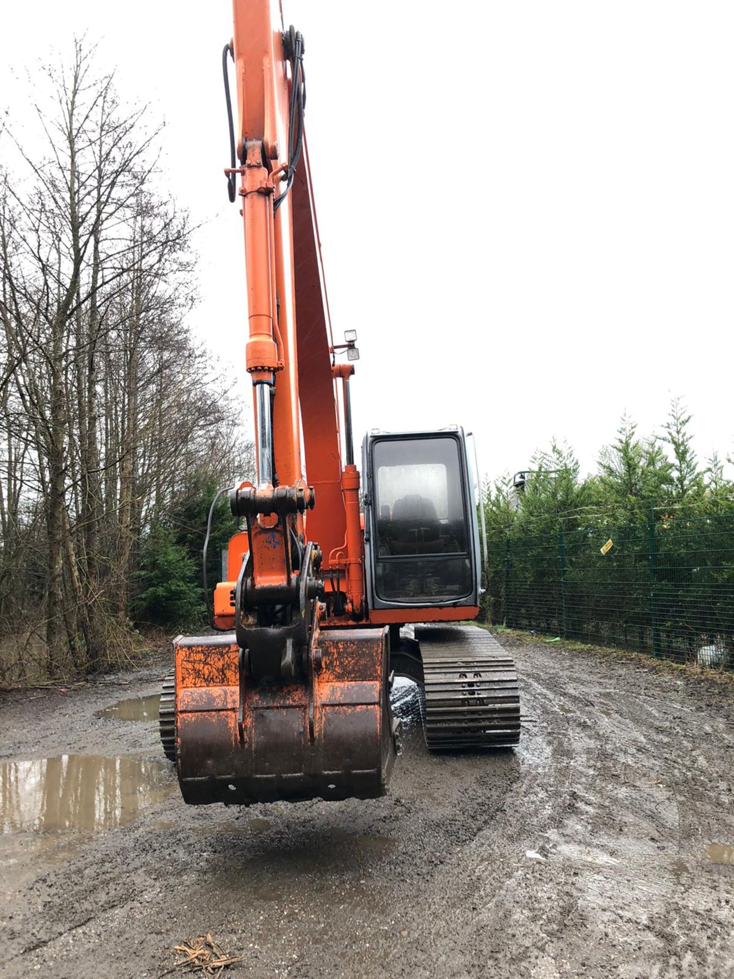 HITACHI EX13,5 13 TON EXCAVATOR, RUNS, WORKS & DIGS, QUICK HITCH, GOOD TRACKS & SPROCKETS, YEAR 1998 - Image 2 of 7