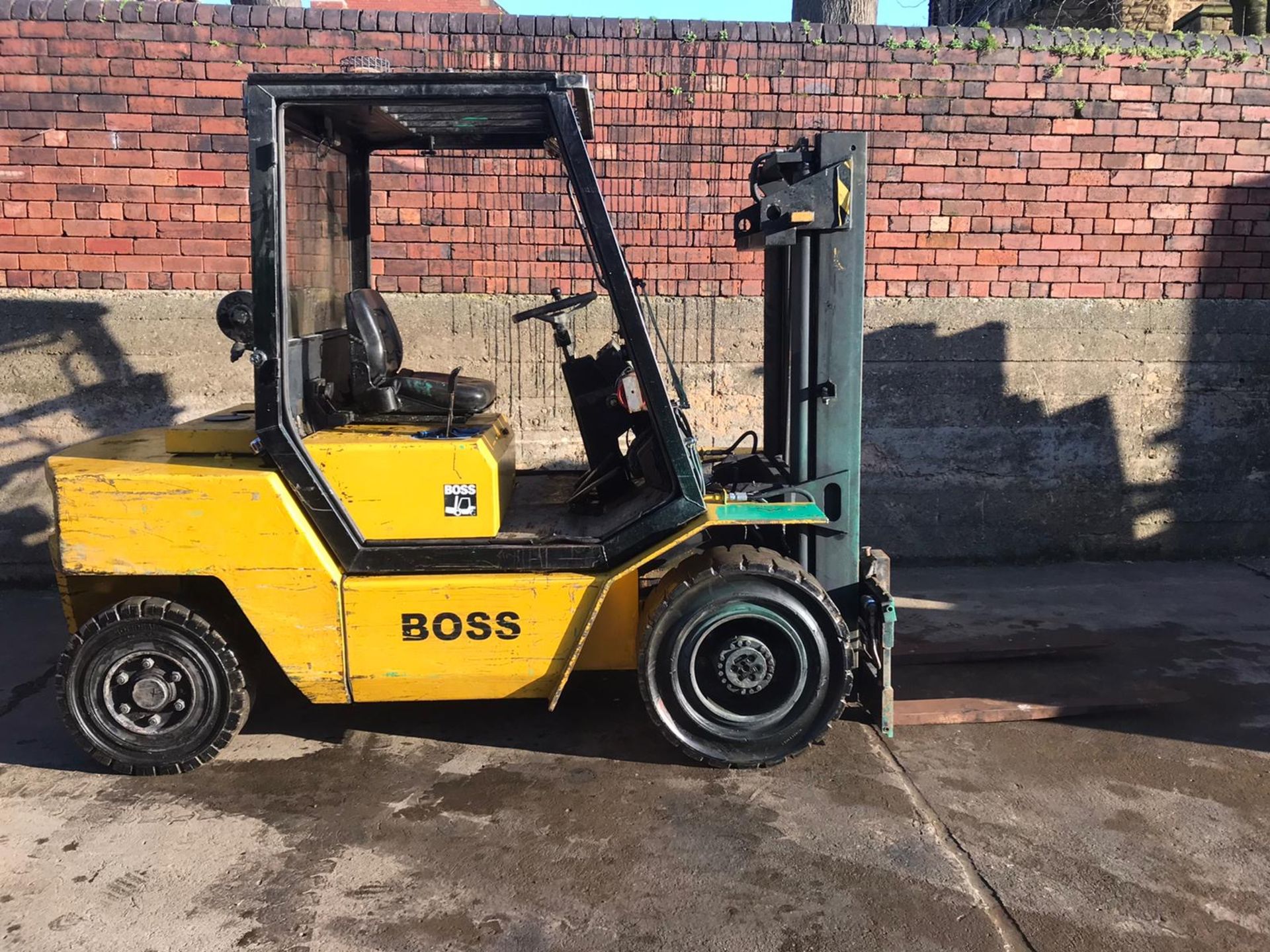 BOSS FORKLIFT 4 TON, FULL WORKING ORDER, C/W FRAZER ENGINE, CONTAINER SPEC, DUPLEX FREE LIFT MAST - Image 2 of 9