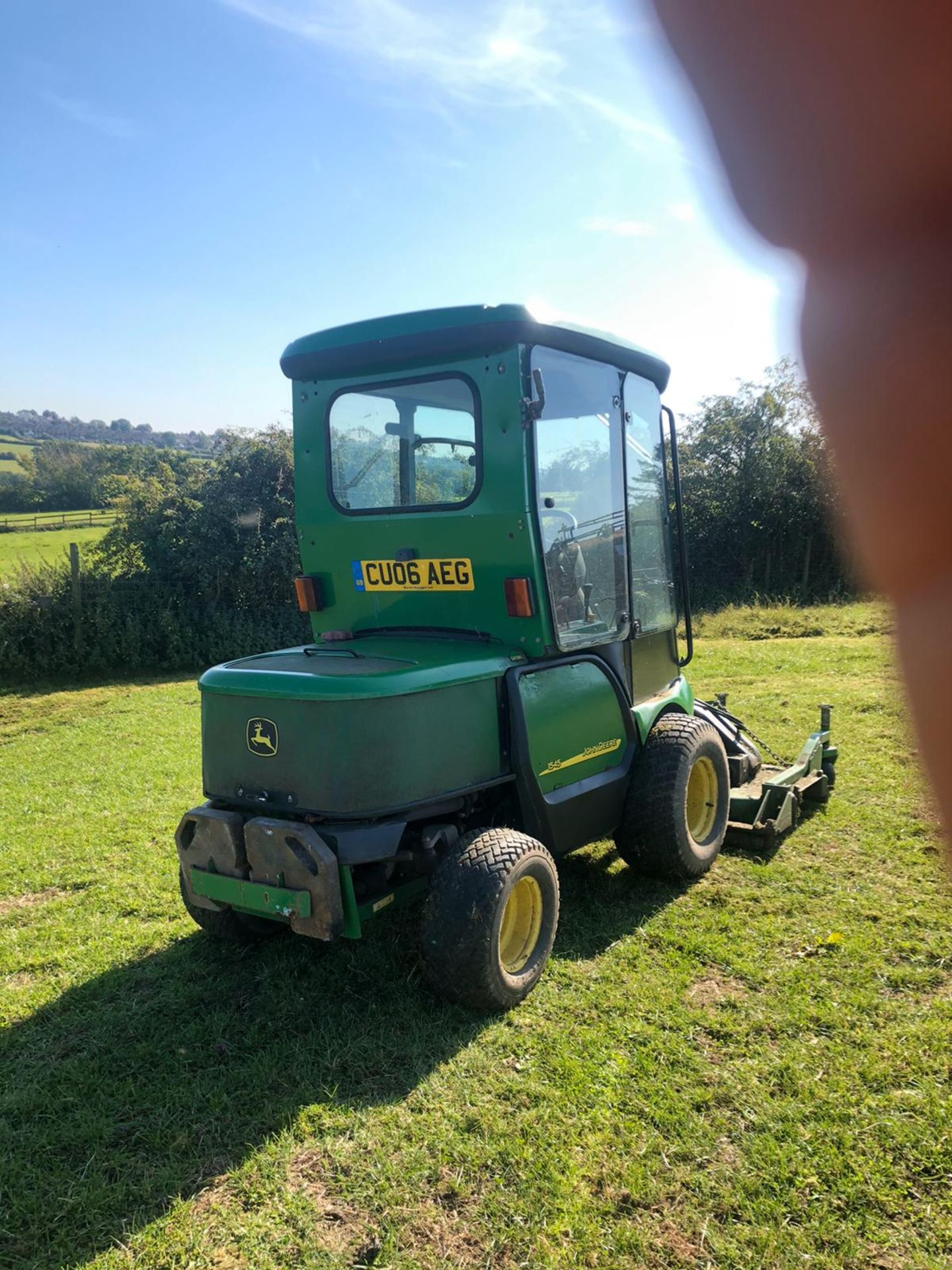 JOHN DEERE 1545 RIDE ON LAWN MOWER FULL GLASS CAB, RUNS, WORKS AND CUTS *PLUS VAT* - Image 2 of 7