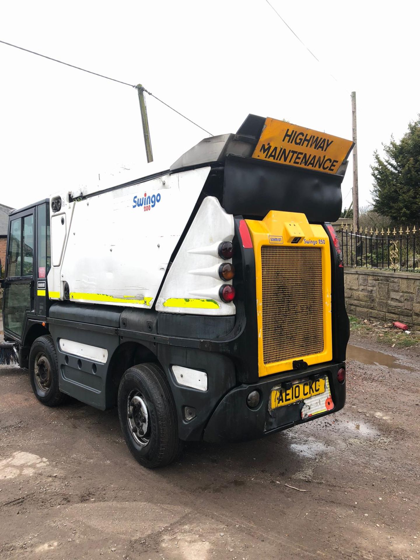 2010/10 REG SCHMIDT SWINGO 200 DIESEL WHITE ROAD SWEEPER, SHOWING 2 FORMER KEEPERS *PLUS VAT* - Image 2 of 7