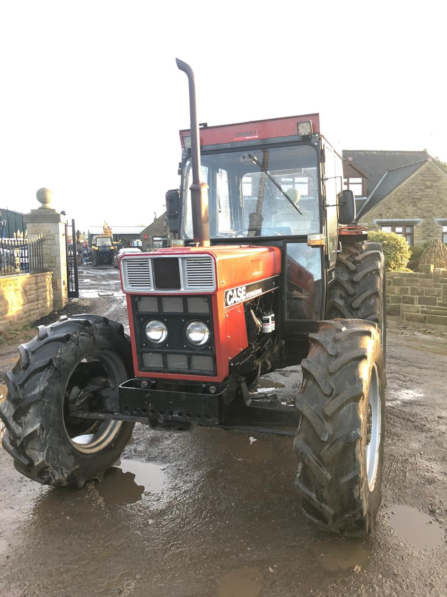 1985/C REG CASE INTERNATIONAL 885 DIESEL RED TRACTOR, RUNS AND WORKS, IN GOOD CONDITION *PLUS VAT* - Image 2 of 9