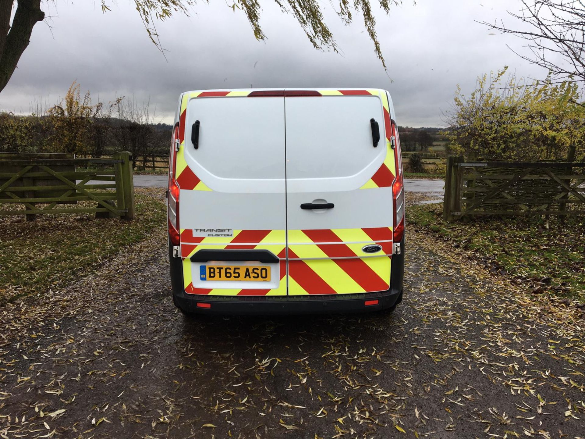 2015/65 REG FORD TRANSIT CUSTOM 270 ECO-TECH 2.2 DIESEL WHITE PANEL VAN, SHOWING 0 FORMER KEEPERS - Image 5 of 11