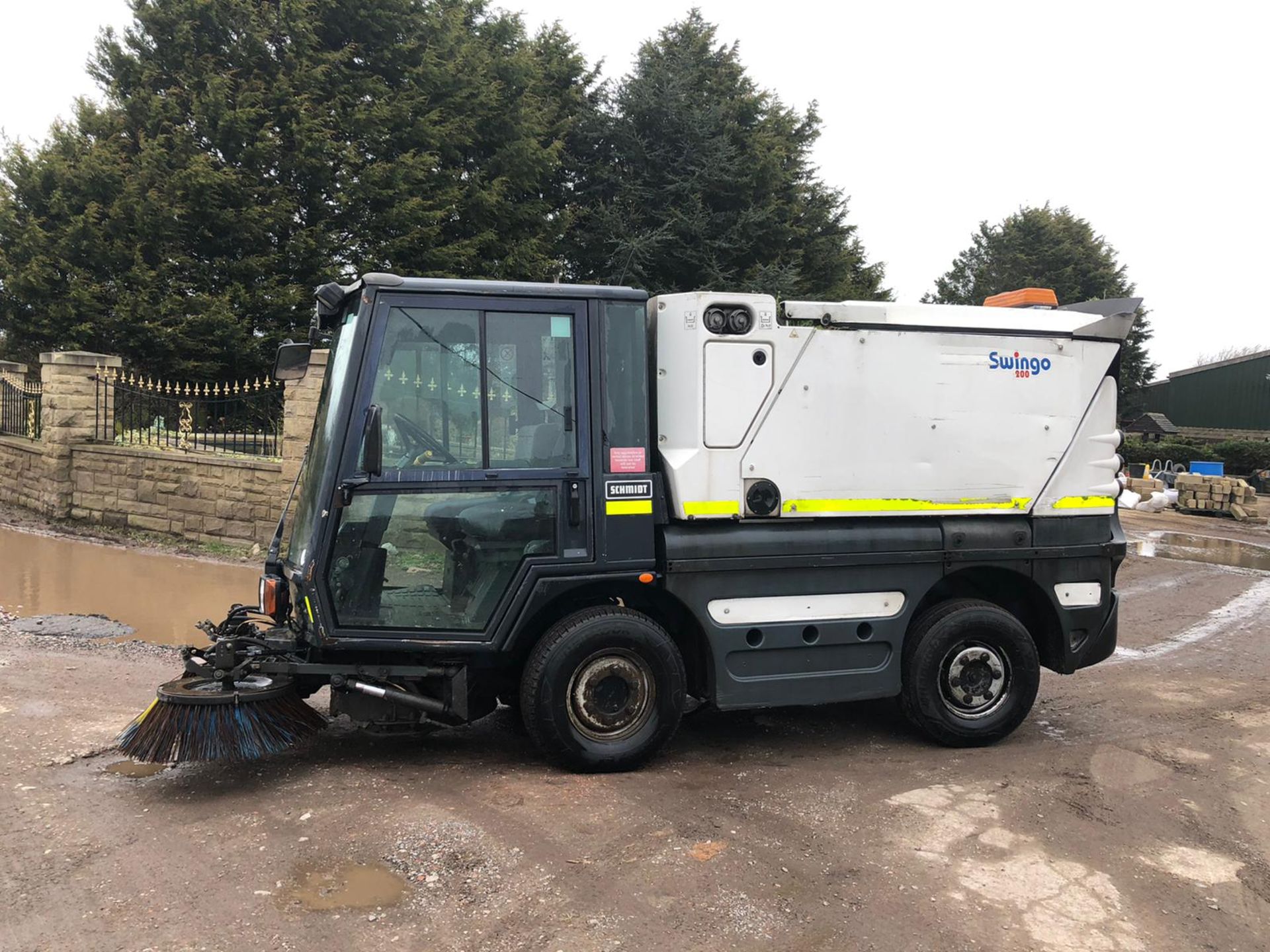 2010/10 REG SCHMIDT SWINGO 200 DIESEL WHITE ROAD SWEEPER, SHOWING 2 FORMER KEEPERS *PLUS VAT*