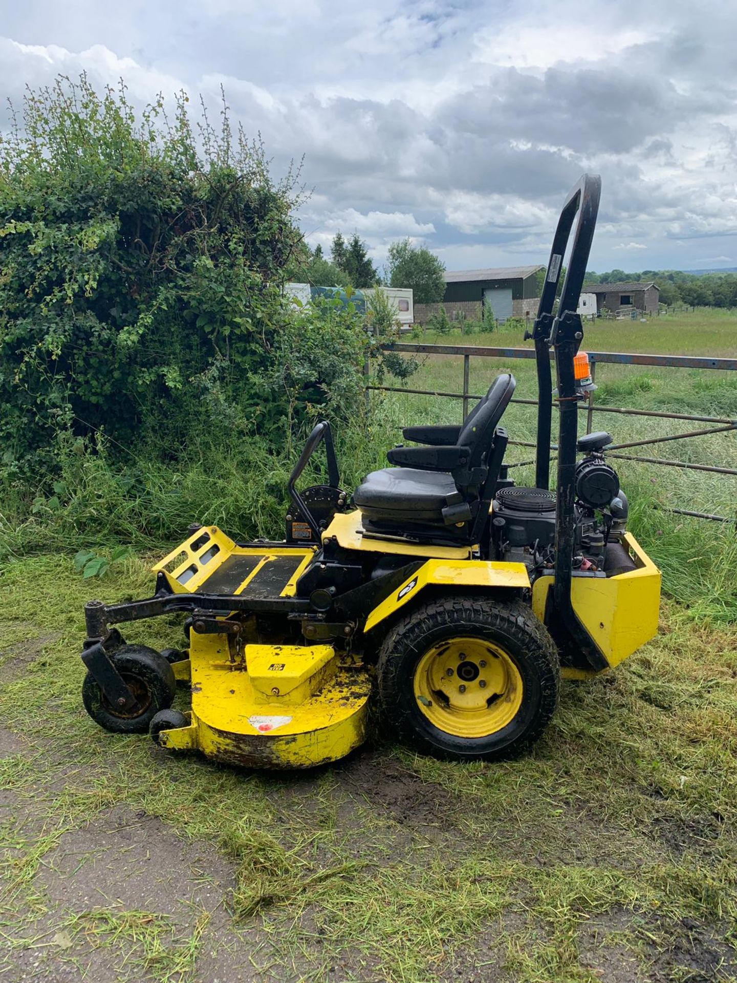 GREAT DANE CHARIOT ZERO TURN 60" RIDE ON ROTARY MOWER PETROL KAWASAKI ENGINE *PLUS VAT* - Image 6 of 11