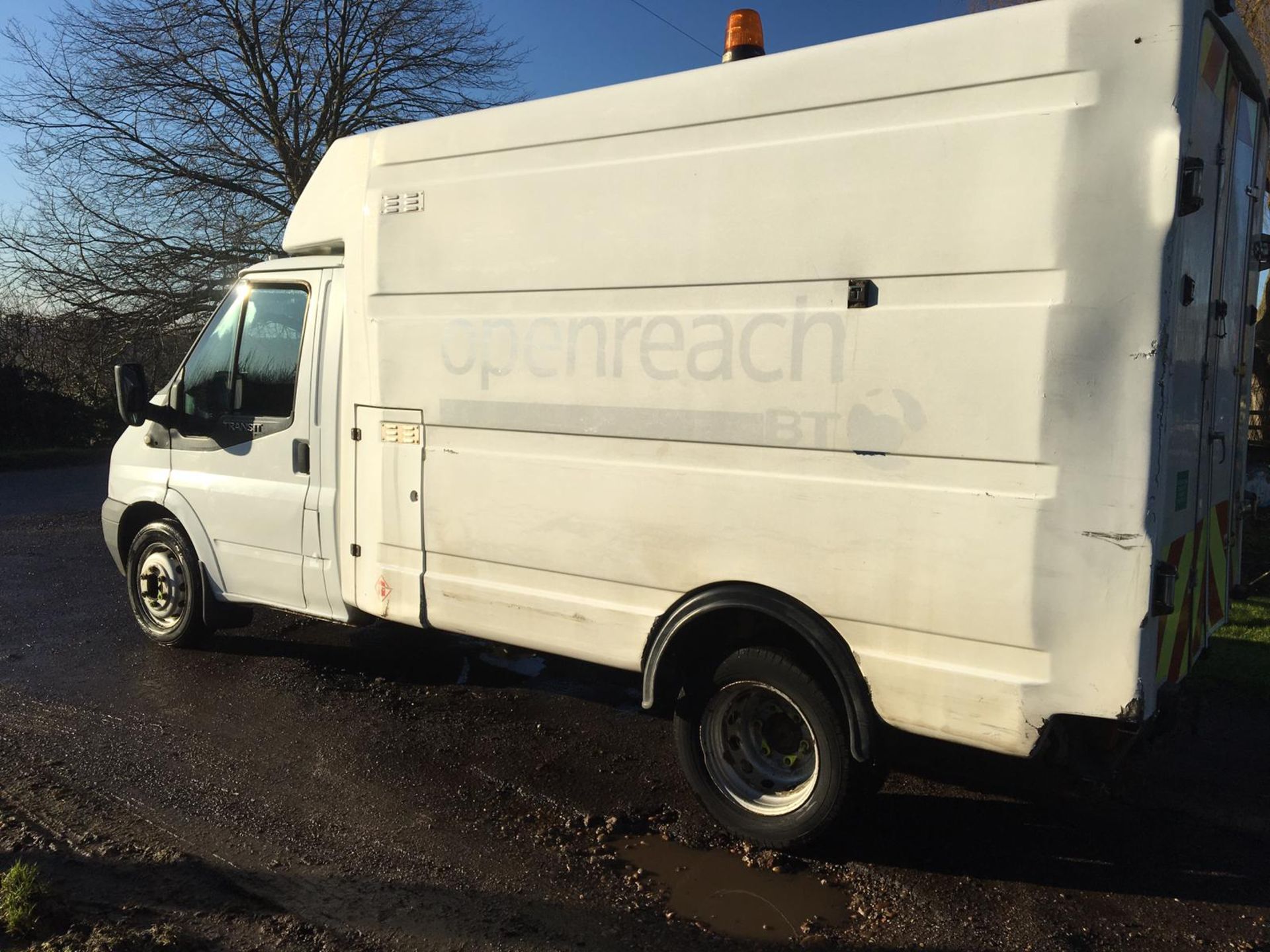 2009/09 REG FORD TRANSIT 100 T350M RWD 2.4 DIESEL BOX VAN C/W COMPRESSOR & ELECTRICS *PLUS VAT* - Image 3 of 13