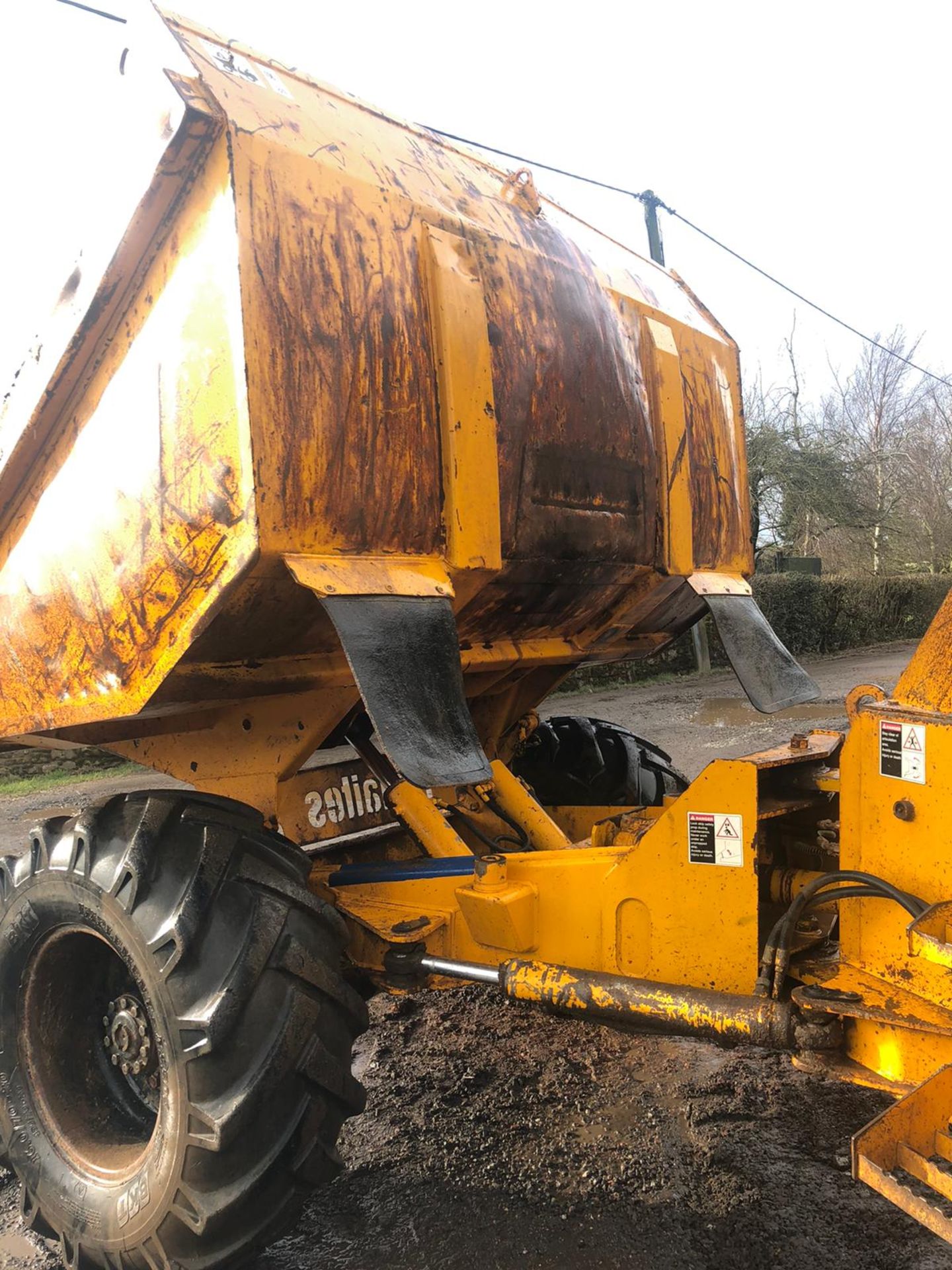 THWAITES 6 TON STRAIGHT TIP DUMPER, YEAR 2006, 4 WHEEL DRIVE, RUNS, DRIVES AND TIPS *PLUS VAT* - Image 4 of 7