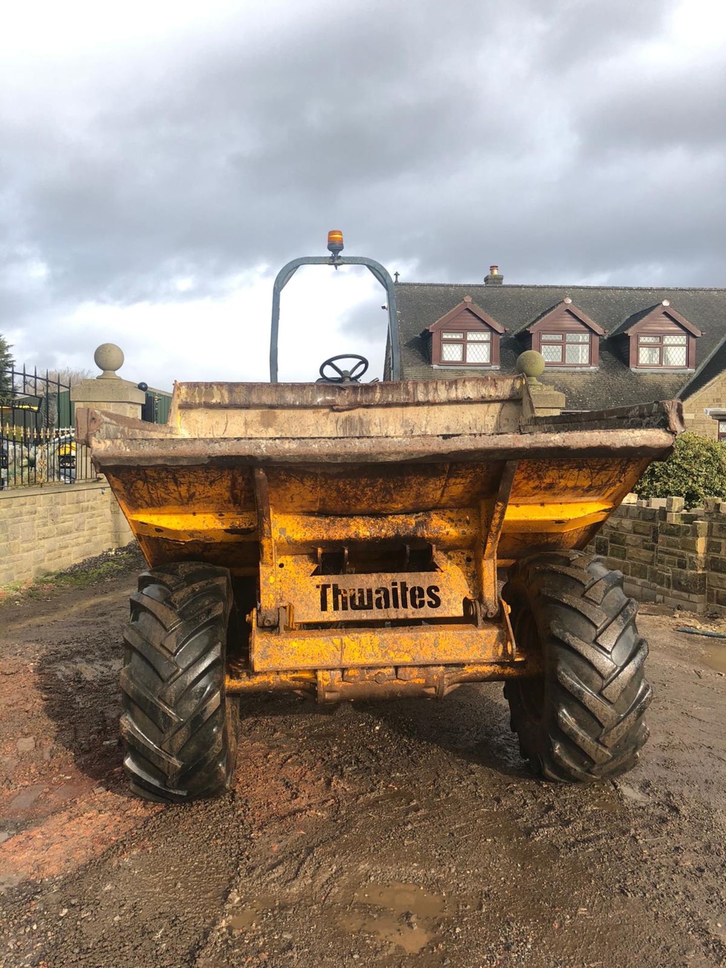 THWAITES 6 TON STRAIGHT TIP DUMPER, YEAR 2006, 4 WHEEL DRIVE, RUNS, DRIVES AND TIPS *PLUS VAT* - Image 2 of 7