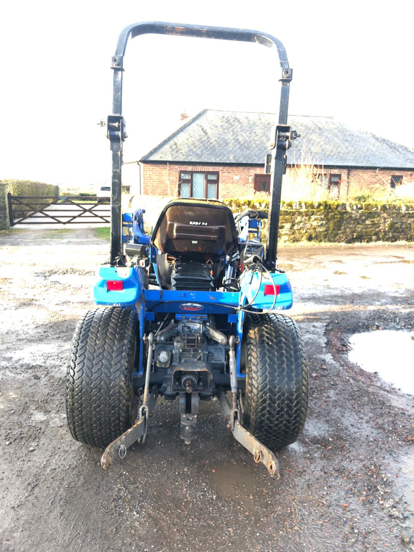 NEW HOLLAND TC21D COMPACT TRACTOR, C/W FRONT LOADER ATTACHMENT, RUNS, DRIVES AND LIFTS *PLUS VAT* - Image 2 of 6