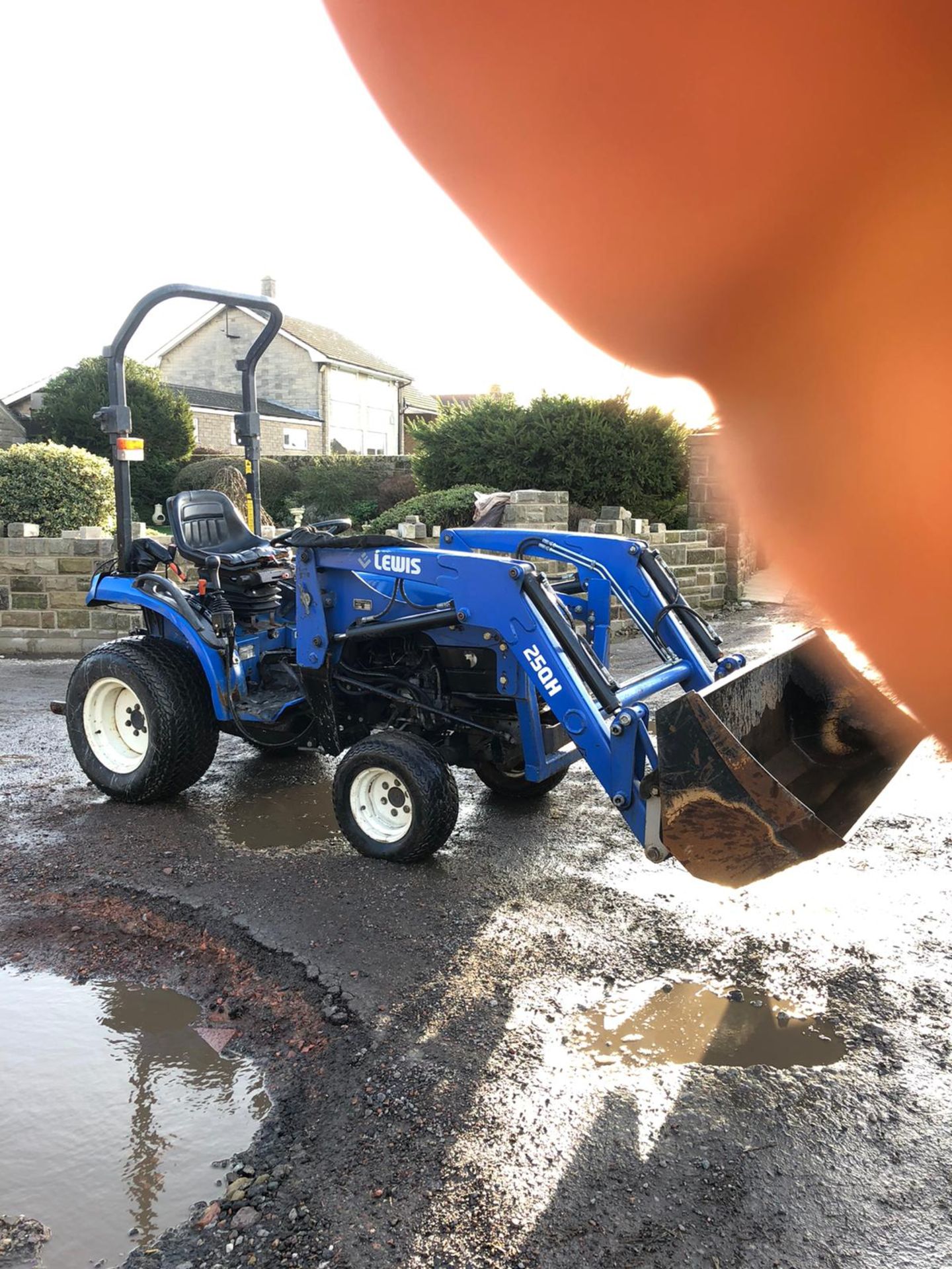 NEW HOLLAND TC21D COMPACT TRACTOR, C/W FRONT LOADER ATTACHMENT, RUNS, DRIVES AND LIFTS *PLUS VAT* - Image 5 of 6