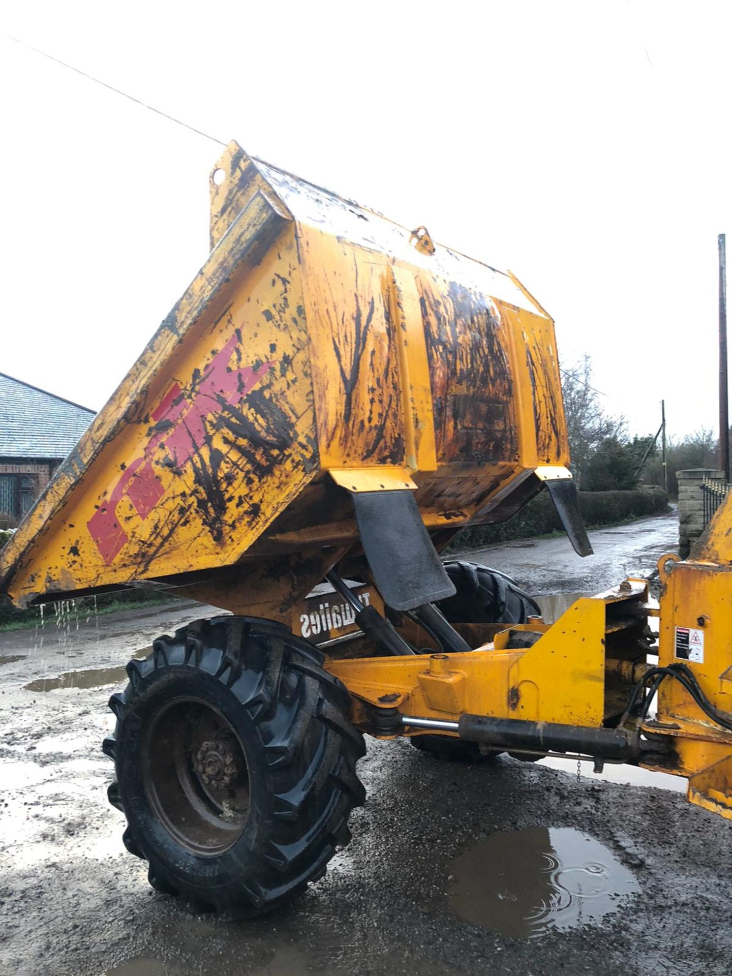 THWAITES 6 TON STRAIGHT TIP DUMPER, YEAR 2004, RUNS, DRIVES, TIPS, 4 WHEEL DRIVE *PLUS VAT* - Image 3 of 6