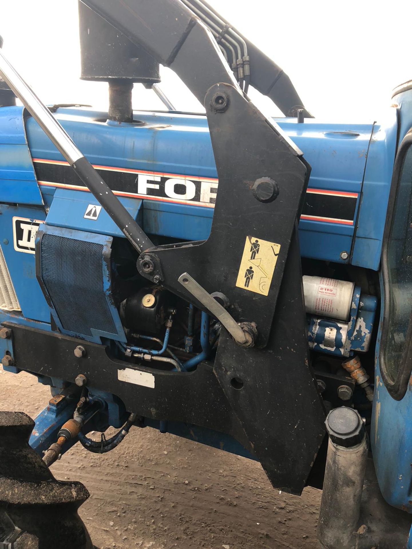 1990/G REG FORD NEW HOLLAND 7610 BLUE TRACTOR, C/W FRONT LOADER, SHOWING 1 FORMER KEEPER *PLUS VAT* - Image 4 of 8