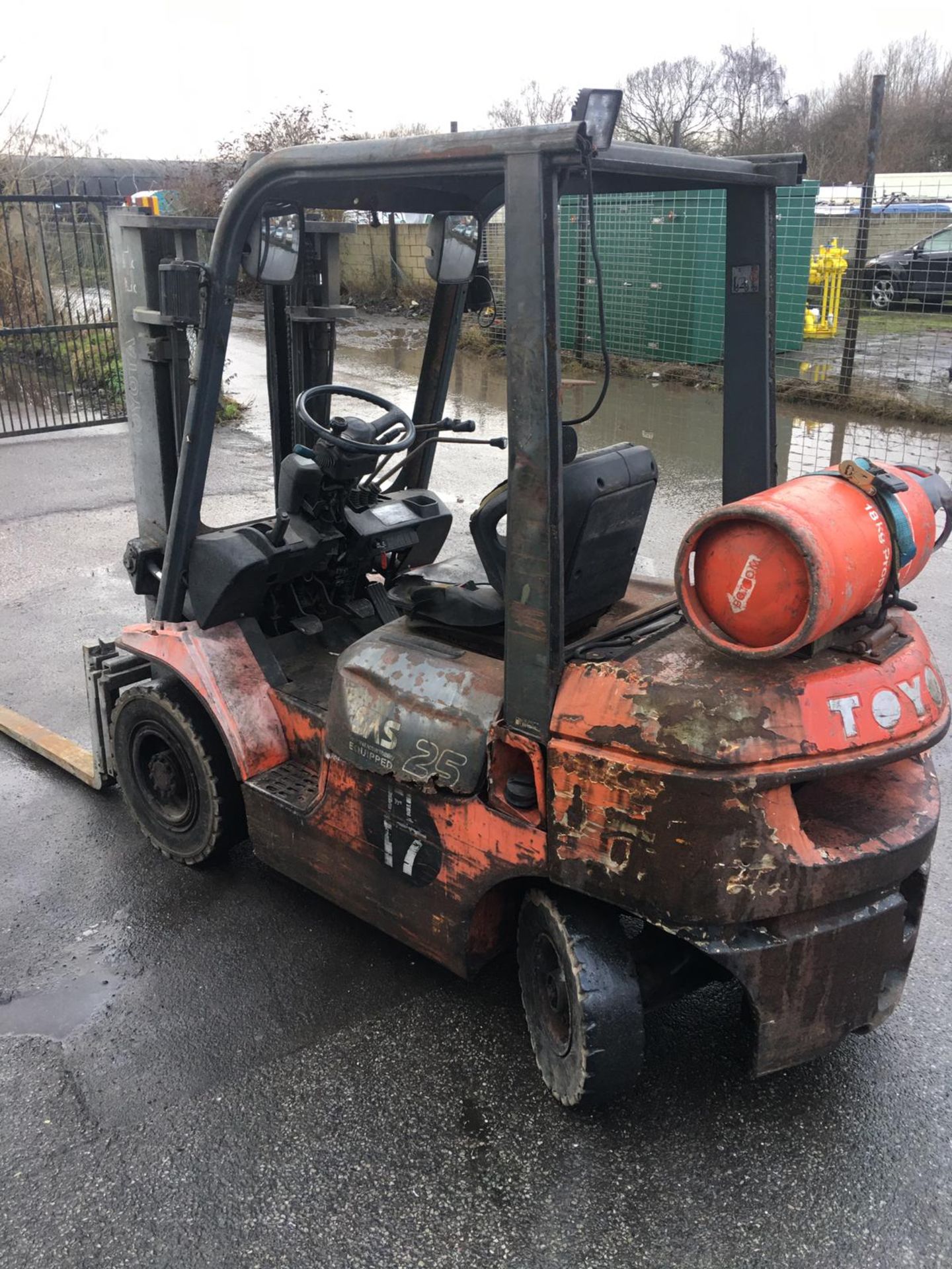 TOYOTA 25 GAS POWERED FORKLIFT, RUNS, WORKS AND LIFTS *NO VAT* - Image 3 of 12