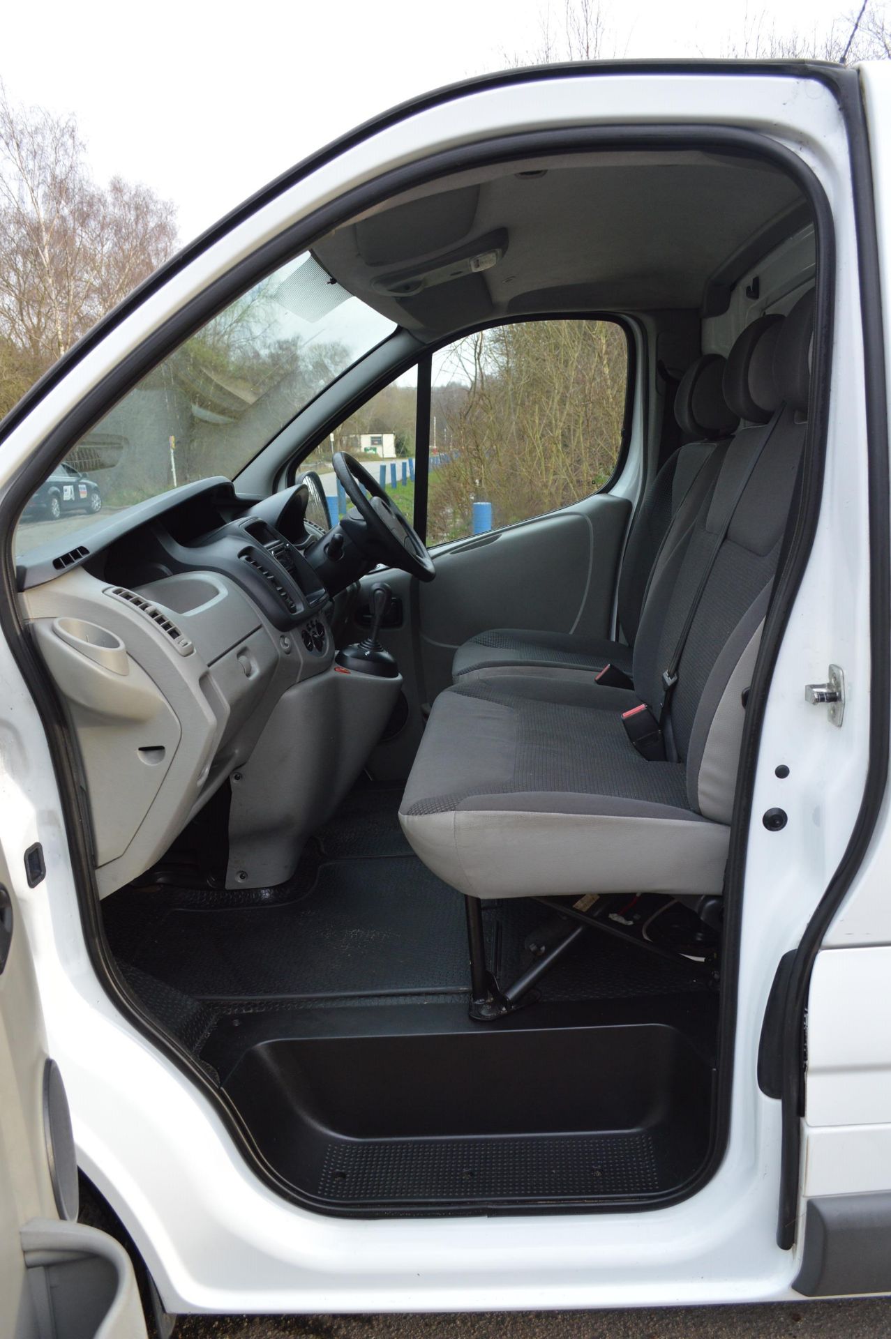 2014/14 REG VAUXHALL VIVARO 2700 CDTI SEMI-AUTO 2.0 DIESEL PANEL VAN, SHOWING 1 FORMER KEEPER - Image 15 of 26