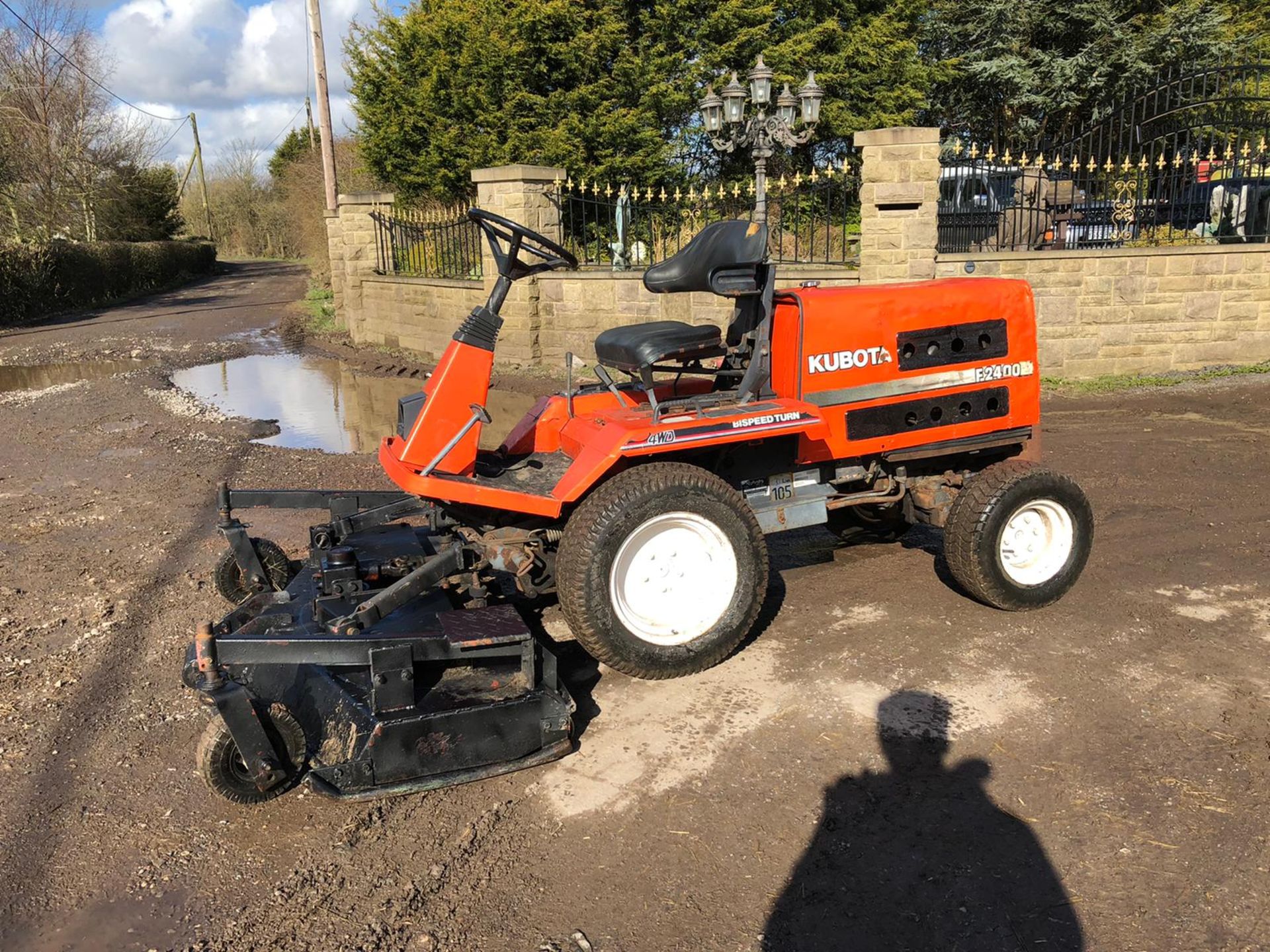 KUBOTA F2400 RIDE ON LAWN MOWER, RUNS, WORKS AND CUTS *NO VAT* - Image 3 of 9