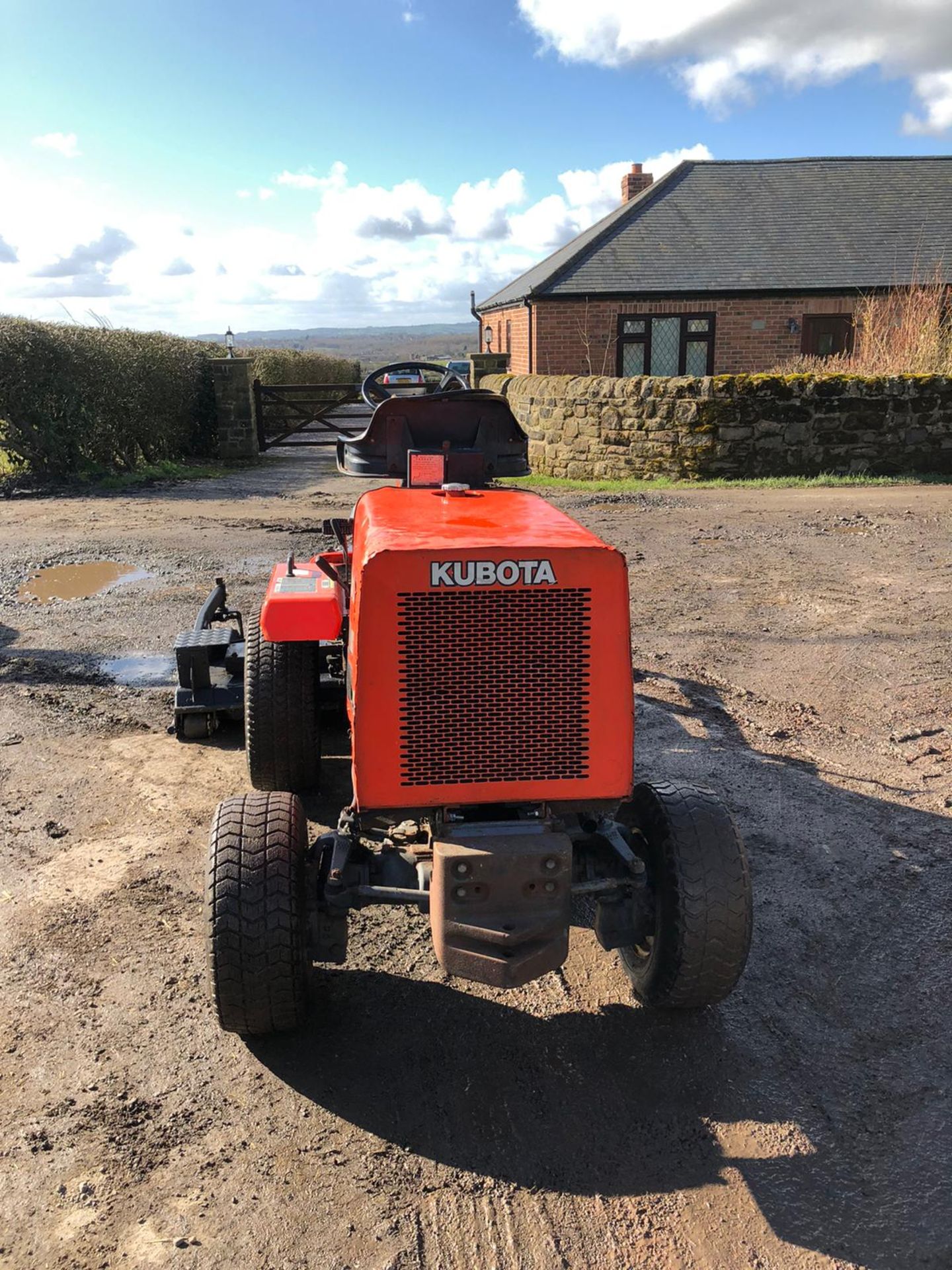 KUBOTA F2400 RIDE ON LAWN MOWER, RUNS, WORKS AND CUTS *NO VAT* - Image 4 of 9