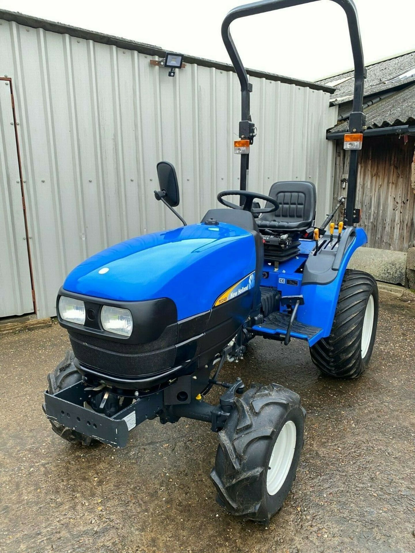 COMPACT TRACTOR NEW HOLLAND TC24D, 4 X 4, ONLY 368 HOURS GENUINE FROM NEW, HYDROSTATIC DRIVE - Image 2 of 8