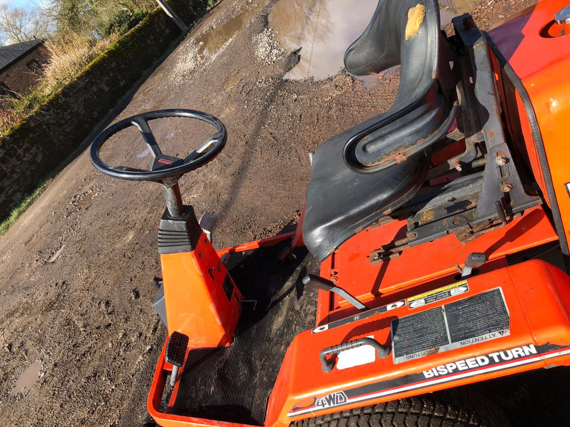 KUBOTA F2400 RIDE ON LAWN MOWER, RUNS, WORKS AND CUTS *NO VAT* - Image 5 of 9