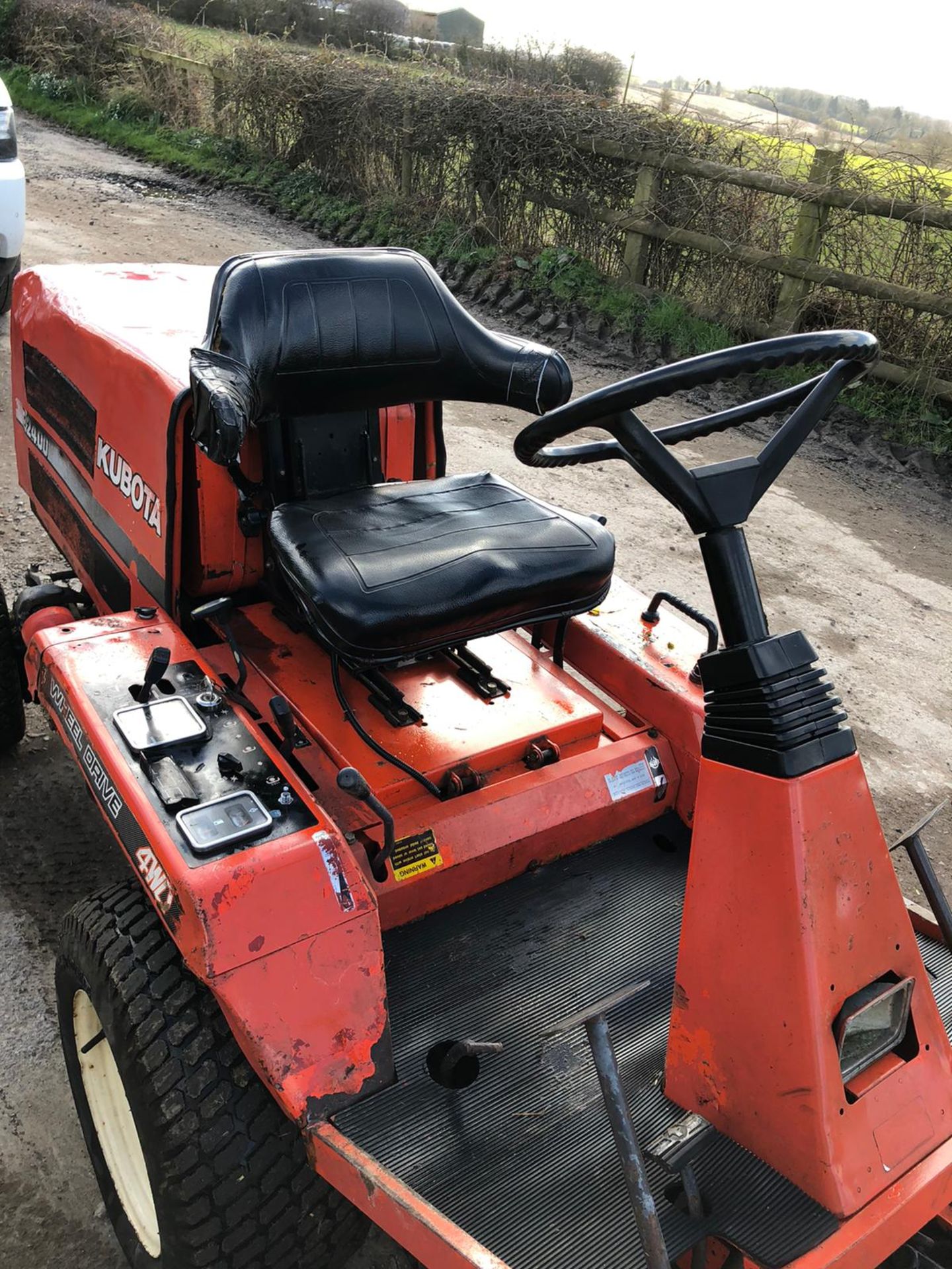 KUBOTA F2400 RIDE ON LAWN MOWER, RUNS, WORKS AND CUTS *NO VAT* - Image 4 of 6