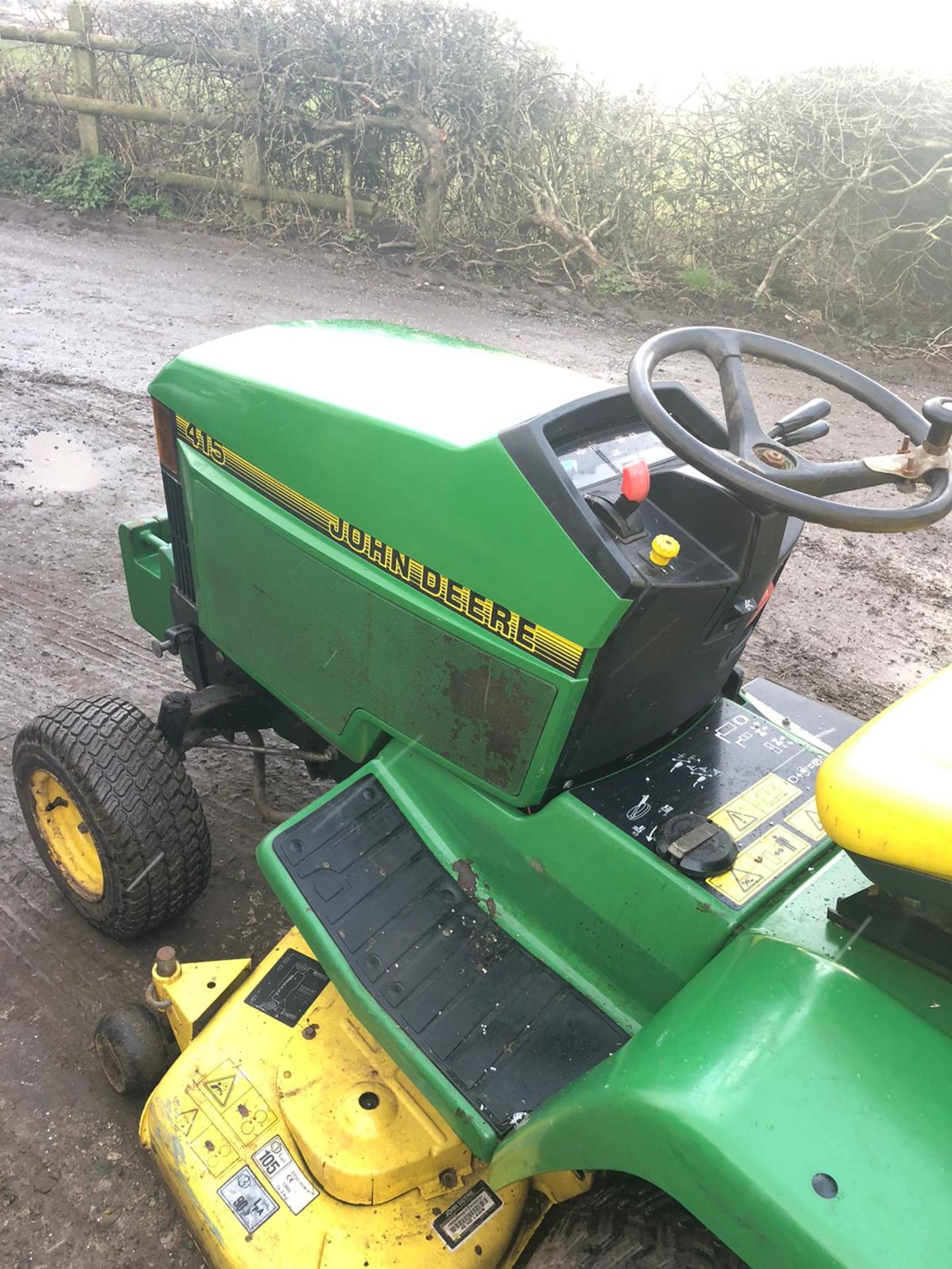 JOHN DEERE 415 RIDE ON LAWN MOWER, RUNS & WORKS, CUTS AND COLLECTS WELL *NO VAT* - Image 7 of 8