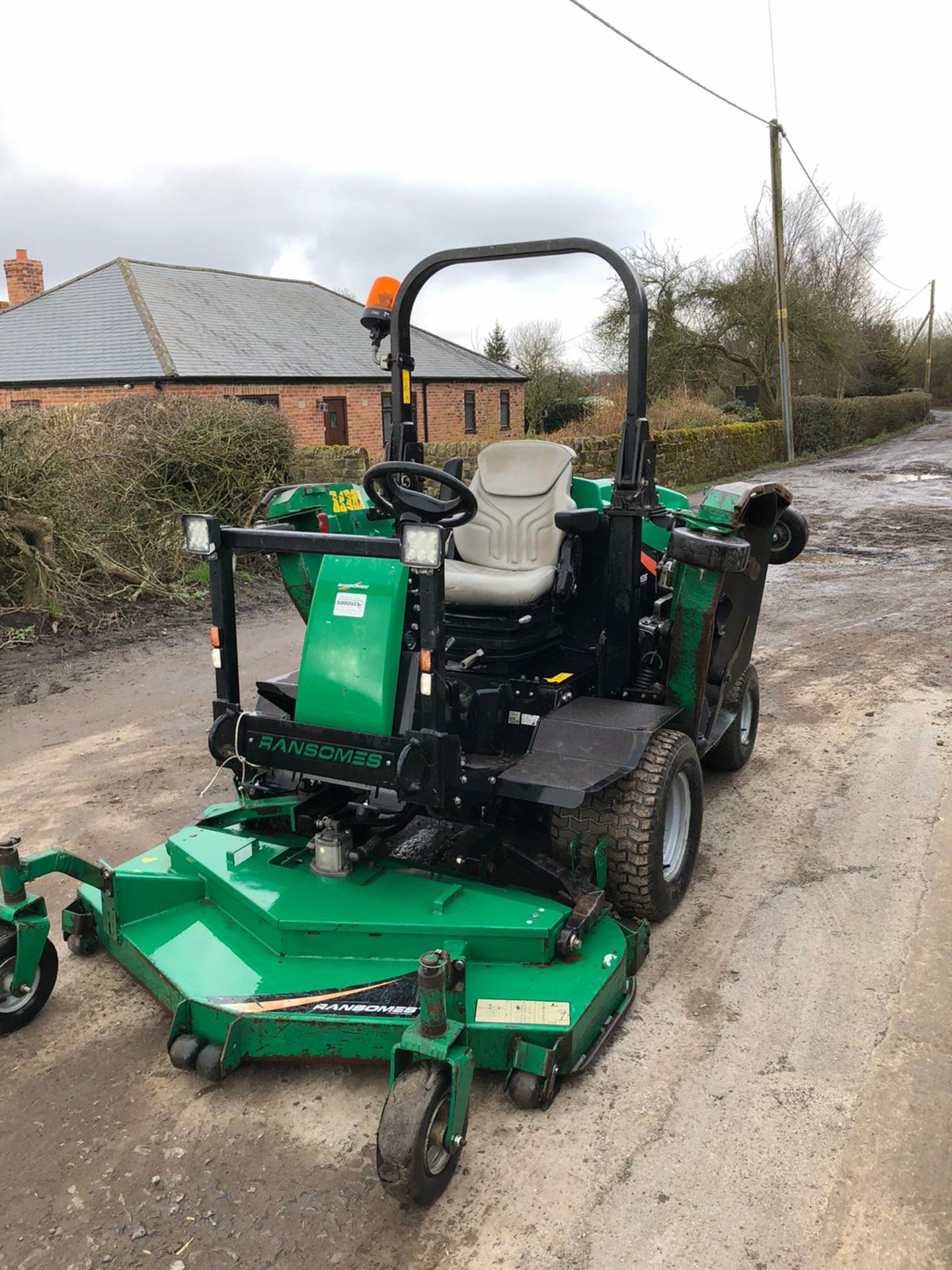 RANSOMES HR6010 BATWING RIDE ON LAWN MOWER, YEAR 2013, 4 WHEEL DRIVE, RUNS, WORKS AND CUTS WELL - Image 2 of 5