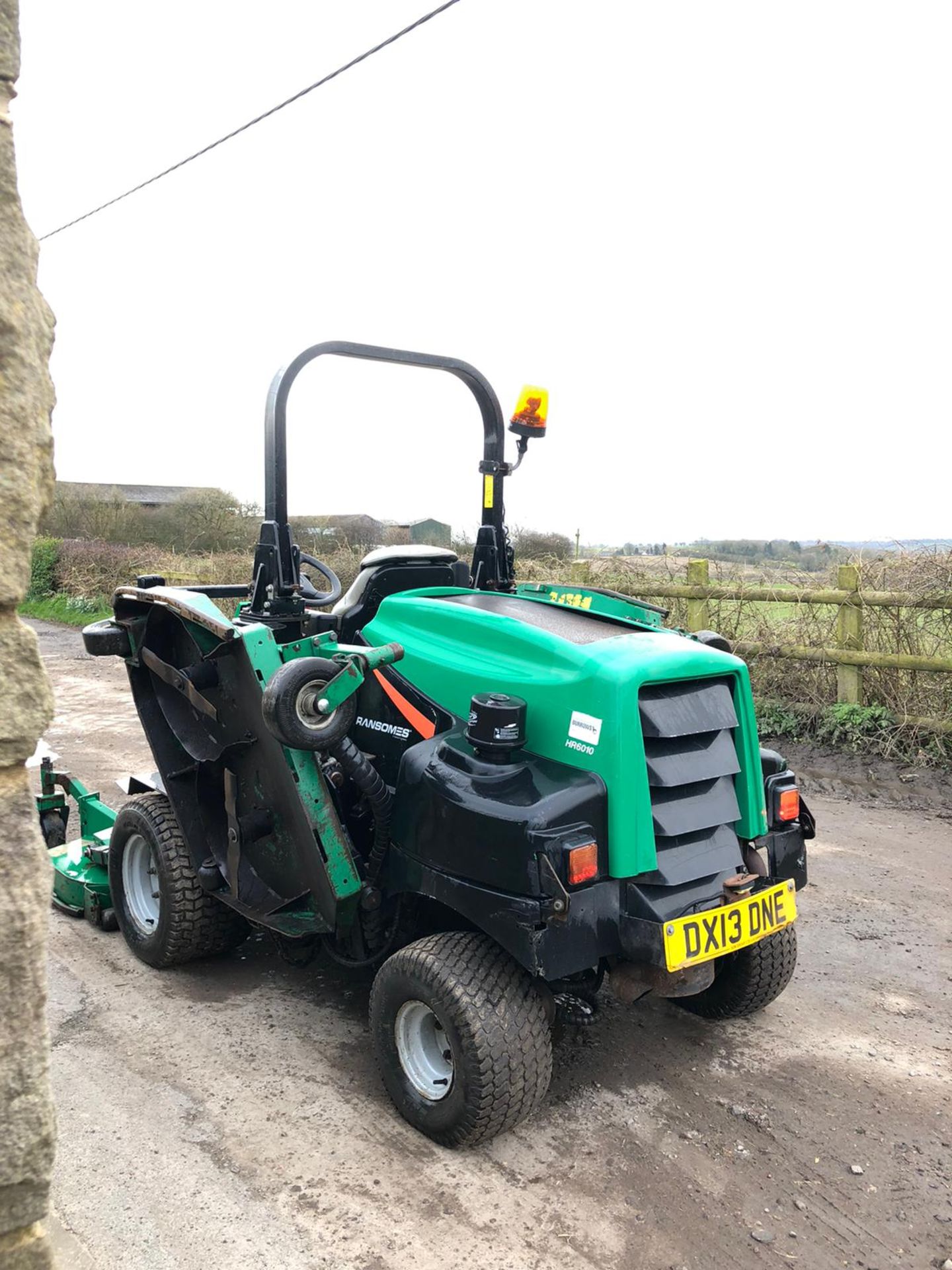 RANSOMES HR6010 BATWING RIDE ON LAWN MOWER, YEAR 2013, 4 WHEEL DRIVE, RUNS, WORKS AND CUTS WELL - Image 3 of 5