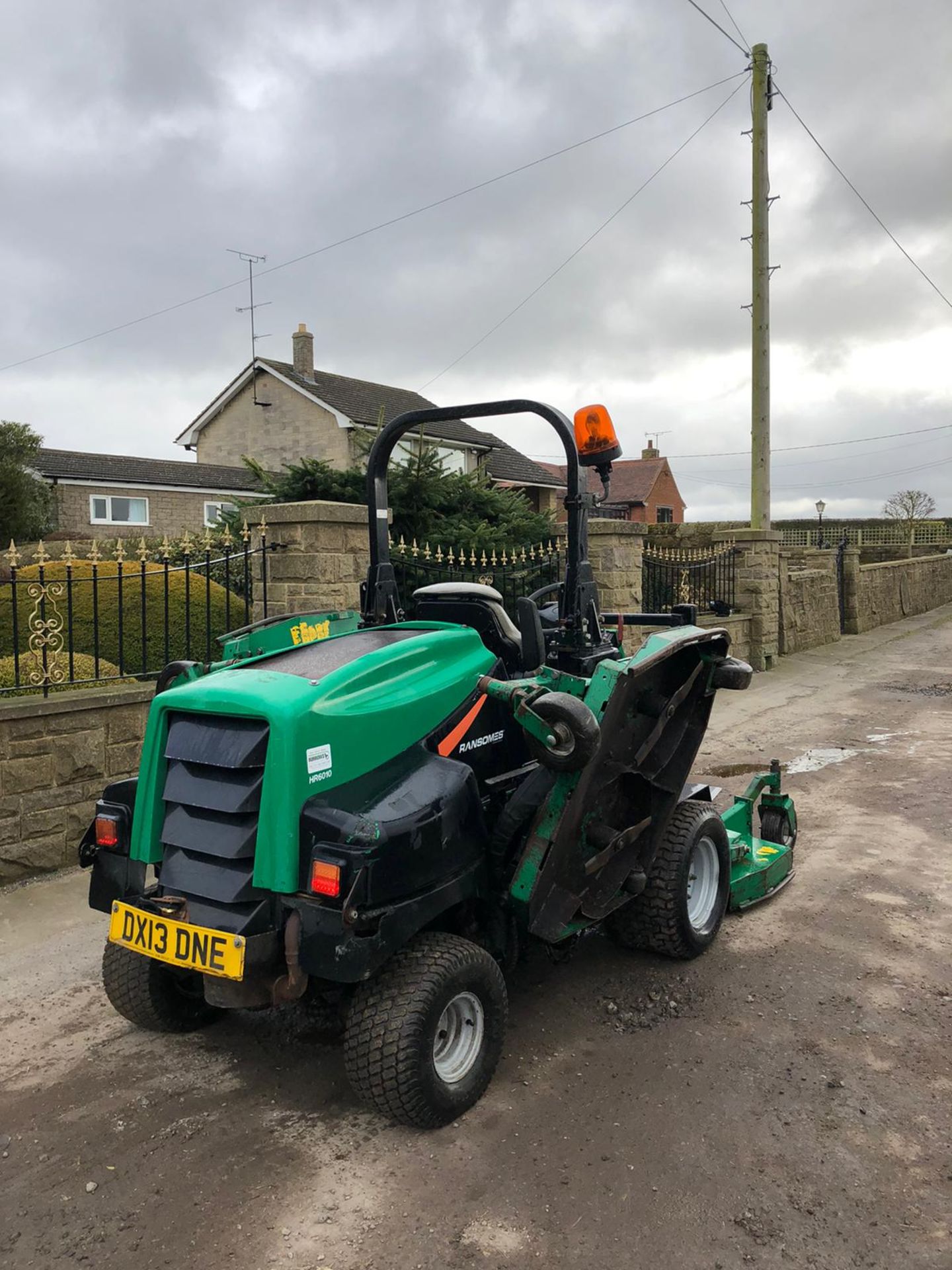 RANSOMES HR6010 BATWING RIDE ON LAWN MOWER, YEAR 2013, 4 WHEEL DRIVE, RUNS, WORKS AND CUTS WELL - Image 4 of 5