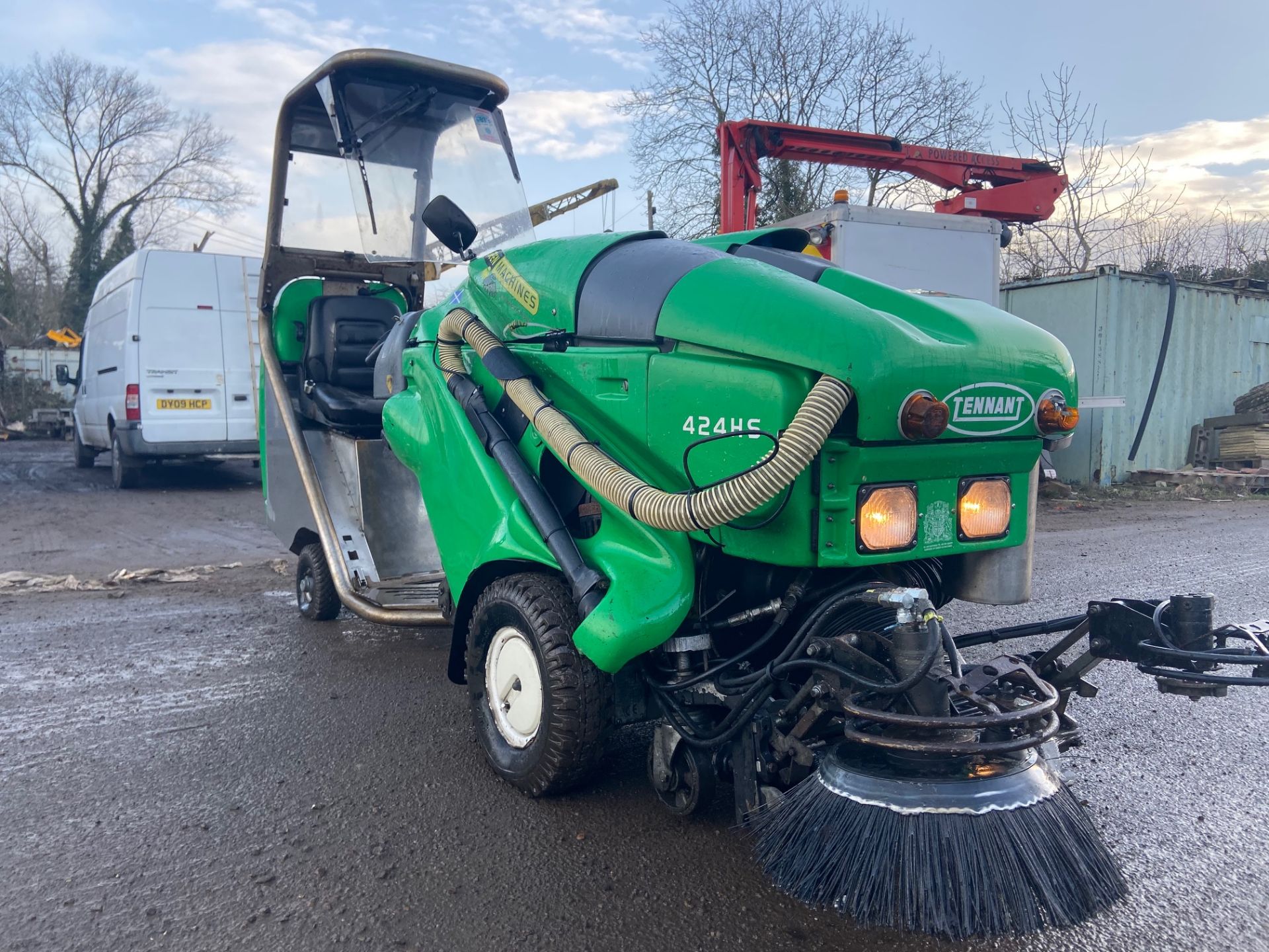 2013/13 REG TENNANT 424HD GREEN MACHINE SWEEPER, KUBOTA ENGINE, ALL EXTRAS FROM FACTORY, 644 HOURS