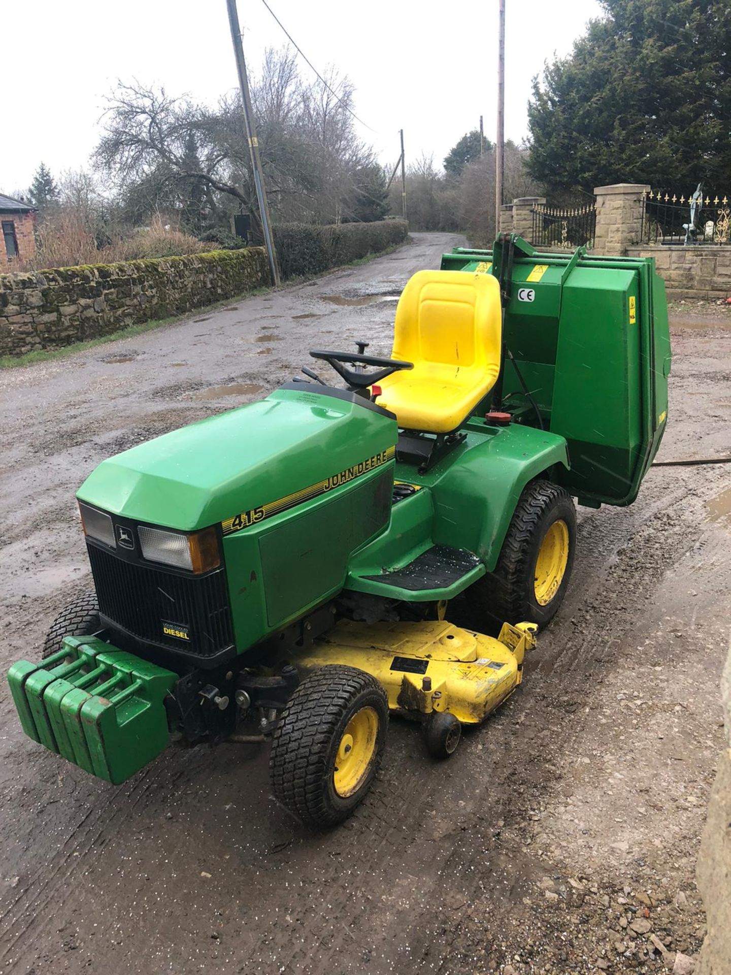 JOHN DEERE 415 RIDE ON LAWN MOWER, RUNS & WORKS, CUTS AND COLLECTS WELL *NO VAT* - Image 3 of 8