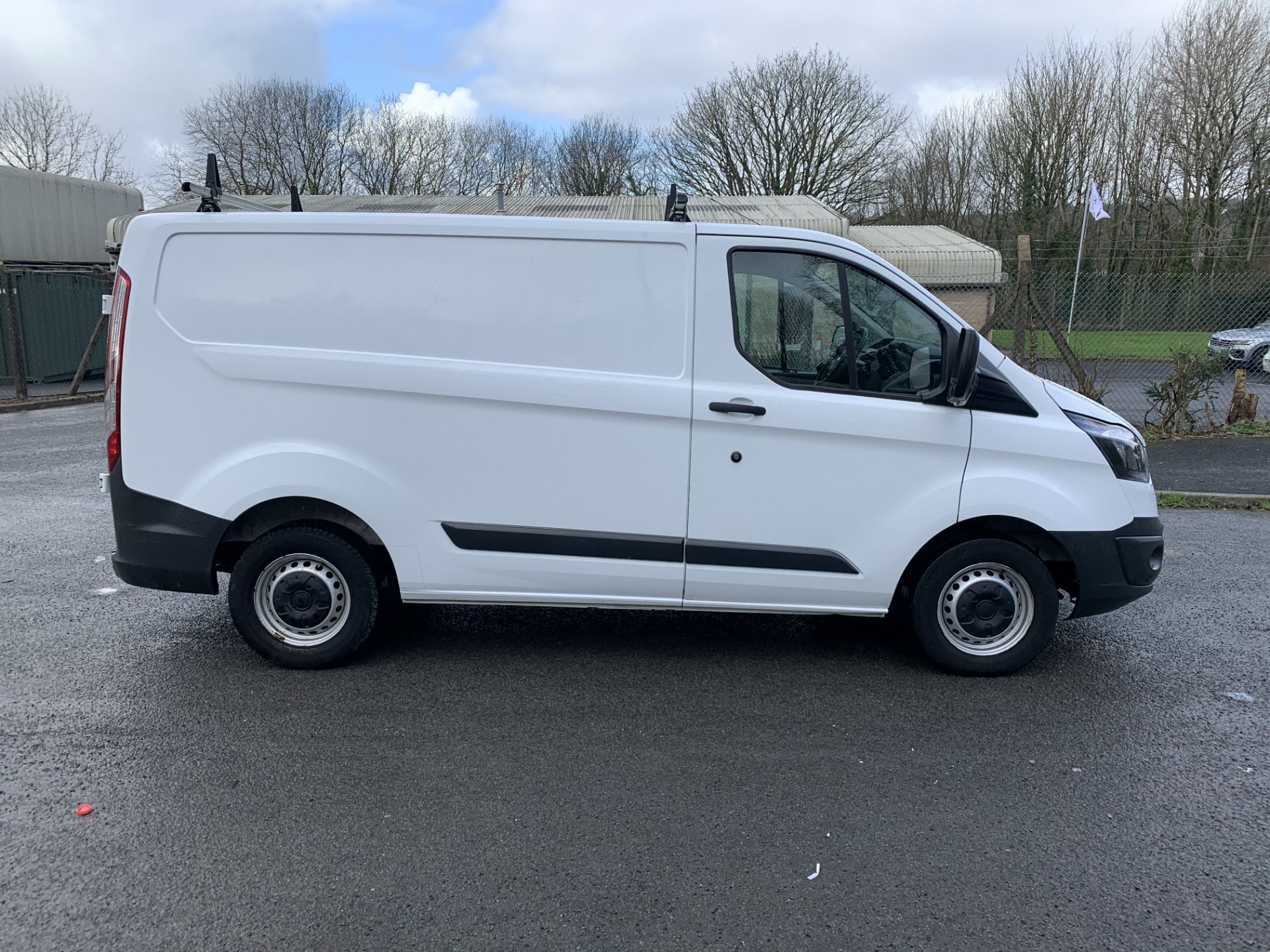 2015/65 REG FORD TRANSIT CUSTOM 270 ECO-TECH 2.2 DIESEL WHITE PANEL VAN, SHOWING 0 FORMER KEEPERS - Image 5 of 10