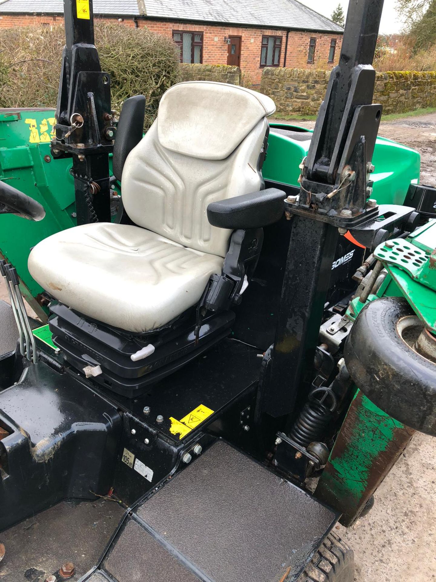 RANSOMES HR6010 BATWING RIDE ON LAWN MOWER, YEAR 2013, 4 WHEEL DRIVE, RUNS, WORKS AND CUTS WELL - Image 5 of 5